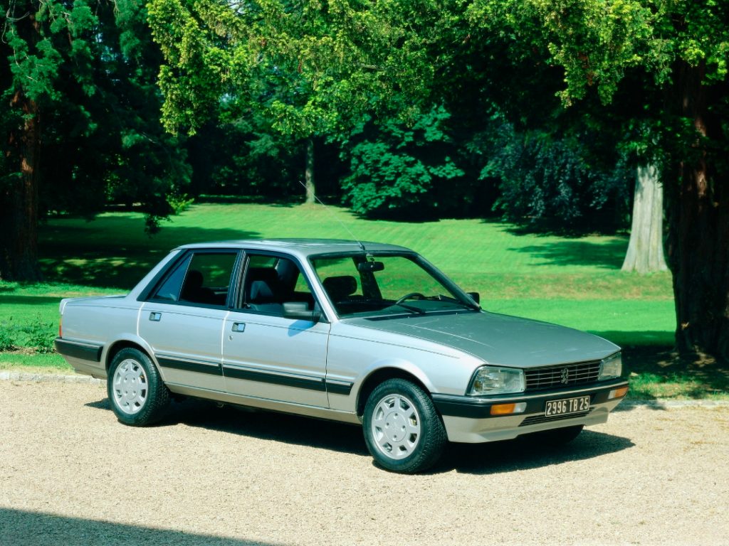 peugeot 505 v6, peugeot 505 deportivo, peugeot 505 v6 injection, peugeot 505 berlina, peugeot v6 clásico, peugeot 505 tracción trasera, peugeot 505 años 80, peugeot 505 v6 historia, peugeot 505 v6 características, peugeot 505 v6 ficha técnica, peugeot 505 v6 prestaciones, peugeot 505 v6 curiosidades, peugeot 505 v6 sonido motor, peugeot 505 v6 interior, peugeot 505 v6 exterior, peugeot 505 v6 mantenimiento, peugeot 505 v6 fiabilidad, peugeot 505 v6 restauración, peugeot 505 v6 coleccionistas, peugeot 505 v6 clásico moderno, historia del peugeot 505 v6, evolución del peugeot 505, diferencias entre peugeot 505 v6 y 505 turbo, peugeot 505 v6 frente al renault 25 v6, peugeot 505 v6 vs bmw 528i e28, por qué el peugeot 505 v6 es un coche de culto, curiosidades del peugeot 505 v6, berlinas deportivas francesas, coches franceses deportivos, coches de los 80, coches de los 90, v6 atmosférico clásico, tracción trasera clásica, coches icónicos de peugeot, coches de culto, coches con alma, peugeot clásico, berlinas deportivas clásicas