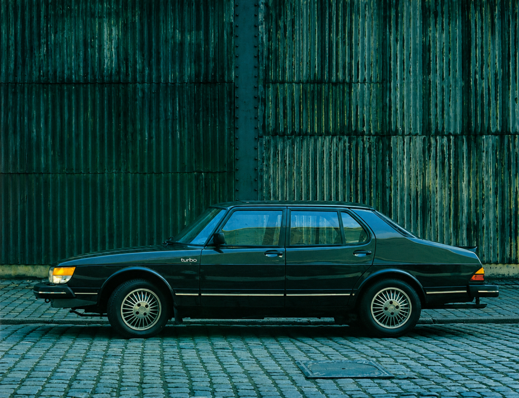 saab 900 turbo apc, saab 900 turbo, saab 900 apc, saab turbo clásico, saab 900 deportivo, saab 900 16 turbo, saab 900 turbo 16s, saab apc turbo, saab 900 años 80, saab 900 turbo apc historia, saab 900 turbo apc características, saab 900 turbo apc ficha técnica, saab 900 turbo apc prestaciones, saab 900 turbo apc curiosidades, saab 900 turbo apc sonido motor, saab 900 turbo apc interior, saab 900 turbo apc exterior, saab 900 turbo apc mantenimiento, saab 900 turbo apc fiabilidad, saab 900 turbo apc restauración, saab 900 turbo apc coleccionistas, saab 900 turbo apc clásico moderno, historia del saab 900 turbo apc, evolución del saab 900 turbo, diferencias entre saab 900 turbo 8v y 16v, saab 900 turbo apc frente al audi 200 turbo, saab 900 turbo apc vs volvo 480 turbo, por qué el saab 900 turbo apc es un coche de culto, curiosidades del saab 900 turbo apc, coches suecos deportivos, coches de los 80, turbo clásico, hatchback premium clásico, coches icónicos de saab, coches de culto, coches con alma, tecnología apc saab, deportivos clásicos europeos