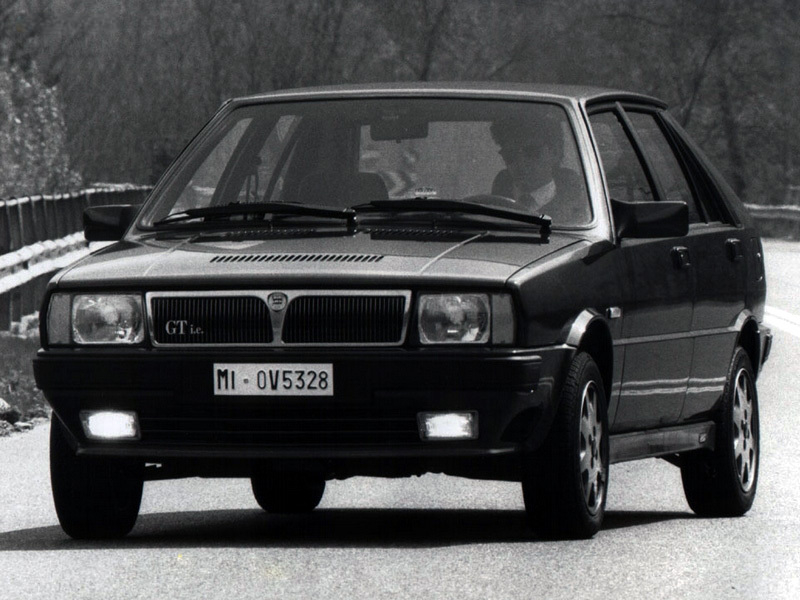 lancia delta gt ie, lancia delta gt i.e., delta gt ie, lancia delta deportivo, lancia delta mk1, lancia delta gasolina inyección, lancia delta años 80, lancia delta tracción delantera, lancia delta gt ie historia, lancia delta gt ie características, lancia delta gt ie ficha técnica, lancia delta gt ie prestaciones, lancia delta gt ie curiosidades, lancia delta gt ie sonido motor, lancia delta gt ie interior, lancia delta gt ie exterior, lancia delta gt ie mantenimiento, lancia delta gt ie fiabilidad, lancia delta gt ie restauración, lancia delta gt ie coleccionistas, lancia delta gt ie clásico moderno, historia del lancia delta gt ie, evolución del lancia delta, diferencias entre delta gt ie y hf turbo, lancia delta gt ie frente al volkswagen golf gti mk2, lancia delta gt ie vs peugeot 309 gti, por qué el lancia delta gt ie es un coche de culto, curiosidades del lancia delta gt ie, coches italianos deportivos, coches de los 80, hot hatch clásico, hatchback deportivo, coches icónicos de lancia, coches de culto, coches con alma, compactos deportivos clásicos