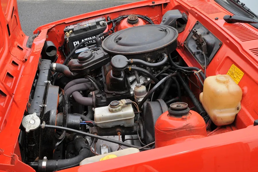 ford fiesta xr2 mk1, fiesta xr2 mk1, ford fiesta xr2, fiesta xr2 primera generación, ford fiesta deportivo, ford fiesta mk1 sport, ford fiesta xr2 1.6, fiesta xr2 carburación, ford fiesta xr2 historia, ford fiesta xr2 características, ford fiesta xr2 ficha técnica, ford fiesta xr2 prestaciones, ford fiesta xr2 curiosidades, ford fiesta xr2 sonido motor, ford fiesta xr2 interior, ford fiesta xr2 exterior, ford fiesta xr2 restauración, ford fiesta xr2 mantenimiento, ford fiesta xr2 fiabilidad, ford fiesta xr2 coleccionistas, ford fiesta xr2 clásico moderno, historia del ford fiesta xr2 mk1, evolución del ford fiesta xr2, diferencias entre fiesta xr2 mk1 y mk2, ford fiesta xr2 frente al peugeot 205 gti, ford fiesta xr2 vs renault 5 alpine, por qué el ford fiesta xr2 es un coche de culto, curiosidades del ford fiesta xr2, coches deportivos de los 80, hot hatch clásico, hatchback ligero, coches icónicos de ford, ford motorsport, coches de culto, coches con alma, compactos deportivos clásicos