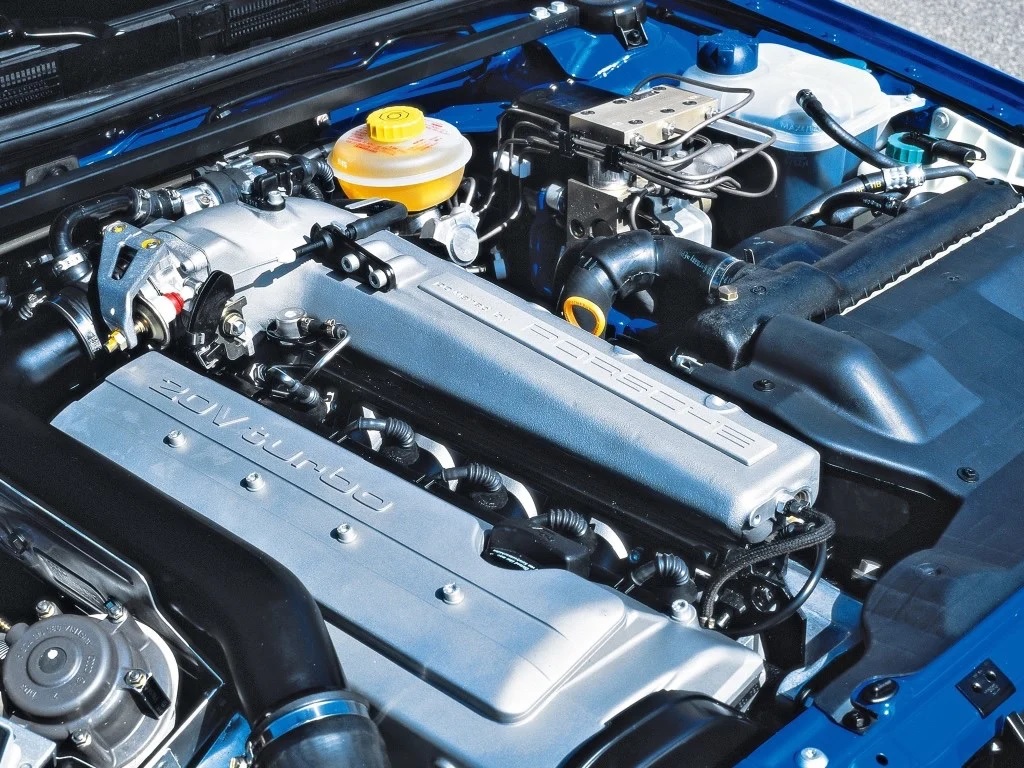 audi rs2 avant, audi rs2, rs2 avant, audi rs2 quattro, audi rs2 porsche, audi rs2 2.2 turbo, audi rs2 5 cilindros turbo, audi rs2 familiar deportivo, audi rs2 historia, audi rs2 características, audi rs2 ficha técnica, audi rs2 prestaciones, audi rs2 curiosidades, audi rs2 sonido motor, audi rs2 interior, audi rs2 exterior, audi rs2 mantenimiento, audi rs2 fiabilidad, audi rs2 restauración, audi rs2 coleccionistas, audi rs2 clásico moderno, historia del audi rs2 avant, evolución del audi rs, primer audi rs, audi rs2 colaboración porsche, audi rs2 frente al bmw m3 e36, audi rs2 vs mercedes c36 amg, por qué el audi rs2 es un coche de culto, curiosidades del audi rs2, coches alemanes deportivos, coches de los 90, familiares deportivos clásicos, turbo 5 cilindros audi, tracción quattro, coches icónicos de audi, coches de culto, coches con alma, audi quattro sport