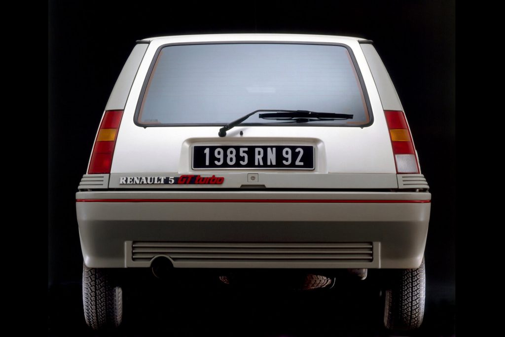 renault 5 gt turbo, r5 gt turbo, renault 5 turbo gt, renault 5 deportivo, renault 5 gt turbo fase 1, renault 5 gt turbo fase 2, renault 5 turbo clásico, renault 5 años 80, renault 5 gt turbo historia, renault 5 gt turbo características, renault 5 gt turbo ficha técnica, renault 5 gt turbo prestaciones, renault 5 gt turbo curiosidades, renault 5 gt turbo sonido motor, renault 5 gt turbo interior, renault 5 gt turbo exterior, renault 5 gt turbo restauración, renault 5 gt turbo mantenimiento, renault 5 gt turbo fiabilidad, renault 5 gt turbo coleccionistas, renault 5 gt turbo clásico moderno, historia del renault 5 gt turbo, evolución del renault 5 deportivo, diferencias entre renault 5 gt turbo fase 1 y fase 2, renault 5 gt turbo frente al peugeot 205 rallye, renault 5 gt turbo vs fiat uno turbo ie, por qué el renault 5 gt turbo es un coche de culto, curiosidades del renault 5 gt turbo, coches franceses deportivos, coches de los 80, hot hatch clásico, hatchback turbo, coches icónicos de renault, coches de culto, coches con alma, renault sport, turbo clásico, compactos deportivos clásicos