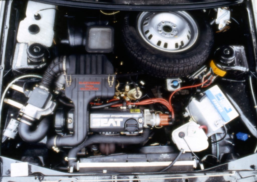 seat malaga injection, seat málaga injection, seat malaga inyección, seat malaga deportivo, seat malaga 1.5 injection, seat malaga 1989 injection, seat malaga sport, seat malaga historia, seat malaga injection características, seat malaga injection ficha técnica, seat malaga injection prestaciones, seat malaga injection curiosidades, seat malaga injection sonido motor, seat malaga injection interior, seat malaga injection exterior, seat malaga injection restauración, seat malaga injection coleccionistas, seat malaga injection clásico moderno, seat malaga injection mantenimiento, seat malaga injection fiabilidad, historia del seat malaga injection, evolución del seat malaga deportivo, por qué el seat malaga injection es un coche de culto, curiosidades del seat malaga injection, coches deportivos españoles, coches de los 80, berlinas compactas deportivas, coches icónicos de seat, coches de culto, coches con alma, seat sport, motor system porsche, seat clásico, compactos deportivos clásicos