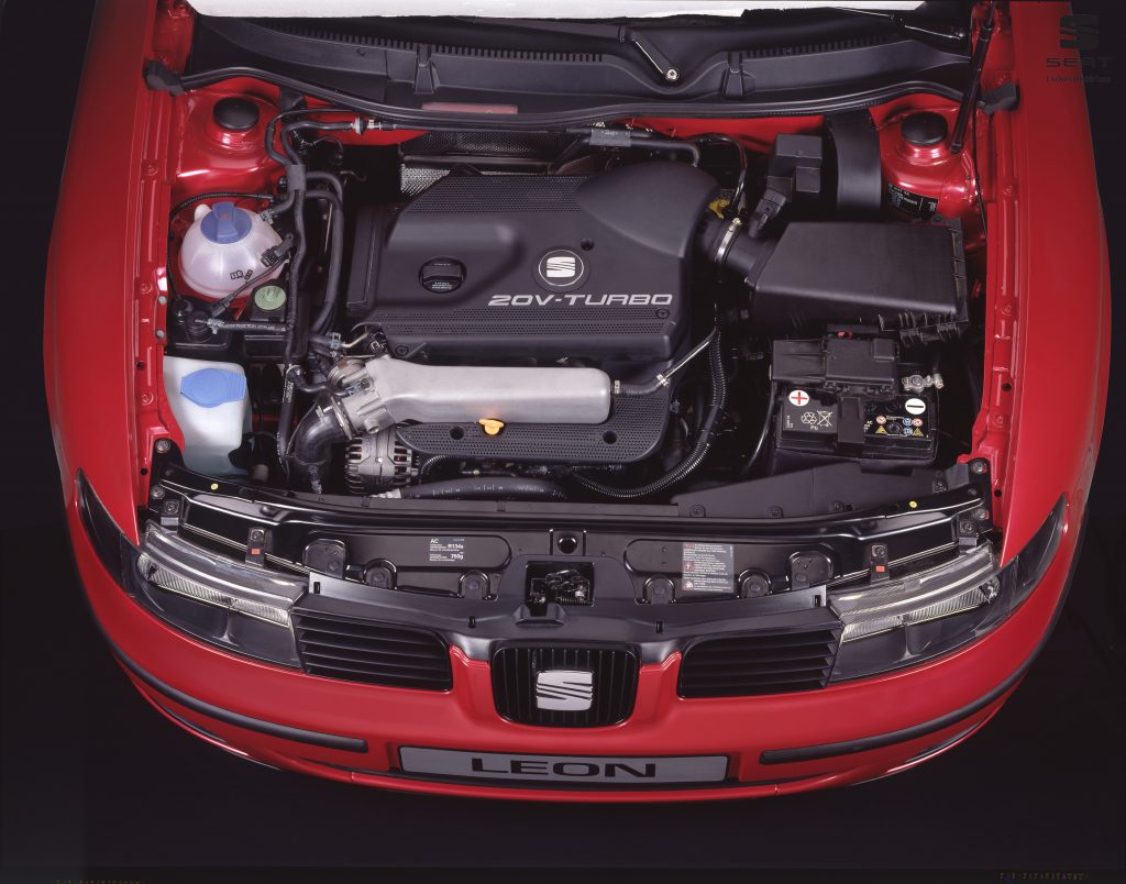 seat leon 1.8 vt20, seat leon 20vt, seat leon 1.8 turbo, seat leon cupra mk1, seat leon cupra 1.8t, seat leon deportivo, seat sport, leon 20vt 180cv, leon 20vt 4, seat leon 20vt historia, seat leon 20vt características, seat leon 20vt ficha técnica, seat leon 20vt prestaciones, seat leon 20vt curiosidades, seat leon 20vt sonido motor, seat leon 20vt interior, seat leon 20vt exterior, seat leon 20vt mantenimiento, seat leon 20vt fiabilidad, seat leon 20vt coleccionistas, seat leon 20vt clásico moderno, diferencias entre leon 20vt y cupra r, seat leon 20vt frente al golf gti mk4, seat leon 20vt vs focus st170, historia del seat leon cupra mk1, evolución del seat leon deportivo, por qué el seat leon 20vt es un coche de culto, curiosidades del seat leon 20vt, coches deportivos españoles, coches de los 2000, hot hatch, hatchback turbo, motor 1.8t grupo vag, coches icónicos de seat, coches de culto, coches con alma, compactos deportivos clásicos