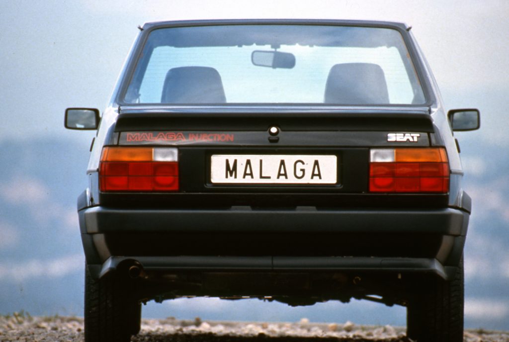 seat malaga injection, seat málaga injection, seat malaga inyección, seat malaga deportivo, seat malaga 1.5 injection, seat malaga 1989 injection, seat malaga sport, seat malaga historia, seat malaga injection características, seat malaga injection ficha técnica, seat malaga injection prestaciones, seat malaga injection curiosidades, seat malaga injection sonido motor, seat malaga injection interior, seat malaga injection exterior, seat malaga injection restauración, seat malaga injection coleccionistas, seat malaga injection clásico moderno, seat malaga injection mantenimiento, seat malaga injection fiabilidad, historia del seat malaga injection, evolución del seat malaga deportivo, por qué el seat malaga injection es un coche de culto, curiosidades del seat malaga injection, coches deportivos españoles, coches de los 80, berlinas compactas deportivas, coches icónicos de seat, coches de culto, coches con alma, seat sport, motor system porsche, seat clásico, compactos deportivos clásicos
