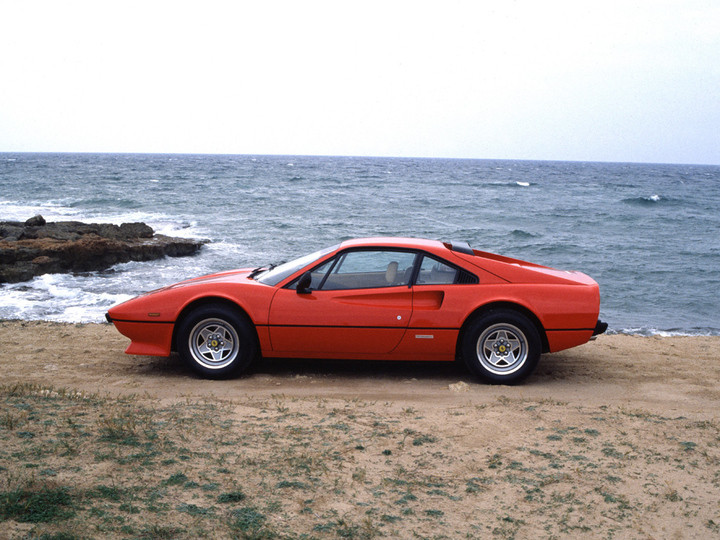 ferrari 308 gtb, ferrari 308, ferrari 308 berlinetta, ferrari clásico, ferrari v8, ferrari motor central, ferrari años 70, ferrari años 80, ferrari deportivo clásico, ferrari 308 gtb historia, ferrari 308 gtb características, ferrari 308 gtb ficha técnica, ferrari 308 gtb prestaciones, ferrari 308 gtb curiosidades, ferrari 308 gtb sonido motor, ferrari 308 gtb interior, ferrari 308 gtb exterior, ferrari 308 gtb restauración, ferrari 308 gtb coleccionistas, ferrari 308 gtb clásico moderno, ferrari 308 gtb mantenimiento, ferrari 308 gtb fiabilidad, historia del ferrari 308 gtb, evolución del ferrari 308 gtb, diferencias entre ferrari 308 gtb y gts, ferrari 308 gtb frente al porsche 911 clásico, por qué el ferrari 308 gtb es un icono, curiosidades del ferrari 308 gtb, superdeportivos clásicos, deportivos italianos, coches de los 70, coches de los 80, berlinetta italiana, coches icónicos de ferrari, coches de culto, coches con alma, ferrari pininfarina, ferrari road cars, v8 atmosférico clásico