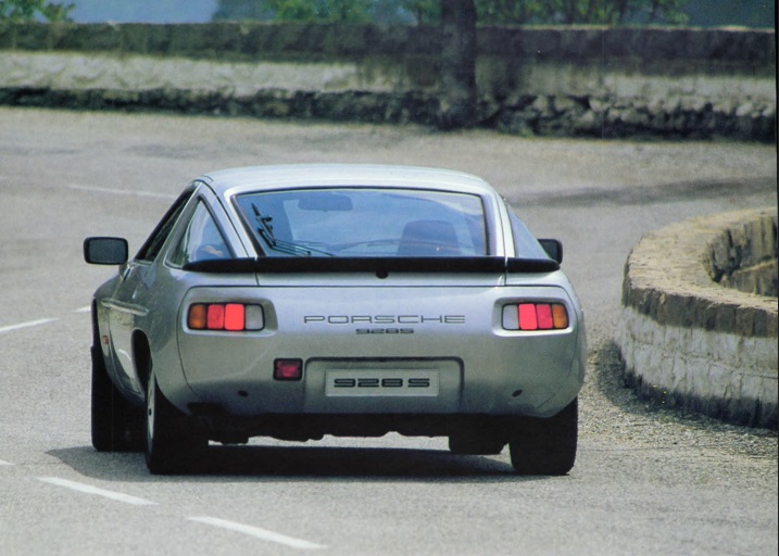porsche 928 s, porsche 928, porsche 928 v8, porsche 928 clásico, porsche gran turismo clásico, porsche 928 deportivo, porsche 928 s historia, porsche 928 s características, porsche 928 s ficha técnica, porsche 928 s prestaciones, porsche 928 s curiosidades, porsche 928 s sonido motor, porsche 928 s interior, porsche 928 s exterior, porsche 928 s mantenimiento, porsche 928 s fiabilidad, porsche 928 s restauración, porsche 928 s coleccionistas, porsche 928 s clásico moderno, historia del porsche 928 s, evolución del porsche 928, diferencias entre porsche 928 y 928 s4, porsche 928 s frente al ferrari 308 gtb, porsche 928 s vs mercedes 560 sec, por qué el porsche 928 s es un coche de culto, curiosidades del porsche 928 s, gran turismo alemán, coches alemanes deportivos, coches de los 80, coches de los 90, v8 atmosférico clásico, tracción trasera clásica, coches icónicos de porsche, coches de culto, coches con alma, porsche transaxle, deportivos clásicos alemanes