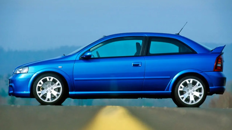 opel astra g opc, astra g opc, opel astra opc, opel astra g deportivo, opel performance, opc performance, astra g coupe opc, opel astra g 2.0 turbo opc, opel astra opc mk4, opel astra g historia, opel astra g opc características, opel astra g opc ficha técnica, opel astra g opc prestaciones, opel astra g opc curiosidades, opel astra g opc sonido motor, opel astra g opc interior, opel astra g opc exterior, opel astra g opc mantenimiento, opel astra g opc fiabilidad, opel astra g opc coleccionistas, opel astra g opc clásico moderno, diferencias entre astra g opc atmosférico y turbo, opel astra g opc frente al golf gti mk4, opel astra g opc vs focus st170, historia del opel astra g opc, evolución del opel astra opc, por qué el opel astra g opc es un coche de culto, curiosidades del opel astra g opc, coches deportivos de los 2000, hot hatch alemán, hatchback deportivo, coches icónicos de opel, coches de culto, coches con alma, compactos deportivos clásicos, opel motorsport, opc division