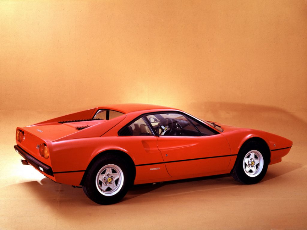 ferrari 308 gtb, ferrari 308, ferrari 308 berlinetta, ferrari clásico, ferrari v8, ferrari motor central, ferrari años 70, ferrari años 80, ferrari deportivo clásico, ferrari 308 gtb historia, ferrari 308 gtb características, ferrari 308 gtb ficha técnica, ferrari 308 gtb prestaciones, ferrari 308 gtb curiosidades, ferrari 308 gtb sonido motor, ferrari 308 gtb interior, ferrari 308 gtb exterior, ferrari 308 gtb restauración, ferrari 308 gtb coleccionistas, ferrari 308 gtb clásico moderno, ferrari 308 gtb mantenimiento, ferrari 308 gtb fiabilidad, historia del ferrari 308 gtb, evolución del ferrari 308 gtb, diferencias entre ferrari 308 gtb y gts, ferrari 308 gtb frente al porsche 911 clásico, por qué el ferrari 308 gtb es un icono, curiosidades del ferrari 308 gtb, superdeportivos clásicos, deportivos italianos, coches de los 70, coches de los 80, berlinetta italiana, coches icónicos de ferrari, coches de culto, coches con alma, ferrari pininfarina, ferrari road cars, v8 atmosférico clásico