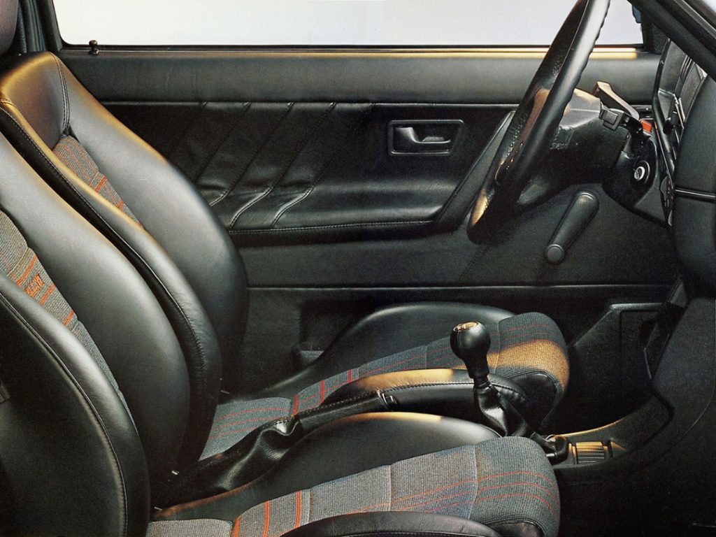 volkswagen golf rallye, golf rallye, vw golf rallye, golf rallye mk2, volkswagen golf mk2 rallye, vw golf rallye syncro, golf rallye g60, volkswagen g60, golf rallye 4x4, volkswagen syncro, volkswagen golf deportivo, vw motorsport, golf rallye historia, golf rallye características, golf rallye ficha técnica, golf rallye prestaciones, golf rallye curiosidades, golf rallye sonido motor, golf rallye interior, golf rallye exterior, golf rallye mantenimiento, golf rallye fiabilidad, golf rallye coleccionistas, golf rallye clásico moderno, historia del volkswagen golf rallye, evolución del golf rallye mk2, diferencias entre golf rallye y golf g60, golf rallye frente al lancia delta integrale, golf rallye vs ford sierra cosworth, por qué el golf rallye es un coche de culto, curiosidades del golf rallye, coches alemanes deportivos, coches de los 80, grupo a rally, 4x4 deportivo clásico, hatchback deportivo, coches icónicos de volkswagen, coches de culto, coches con alma