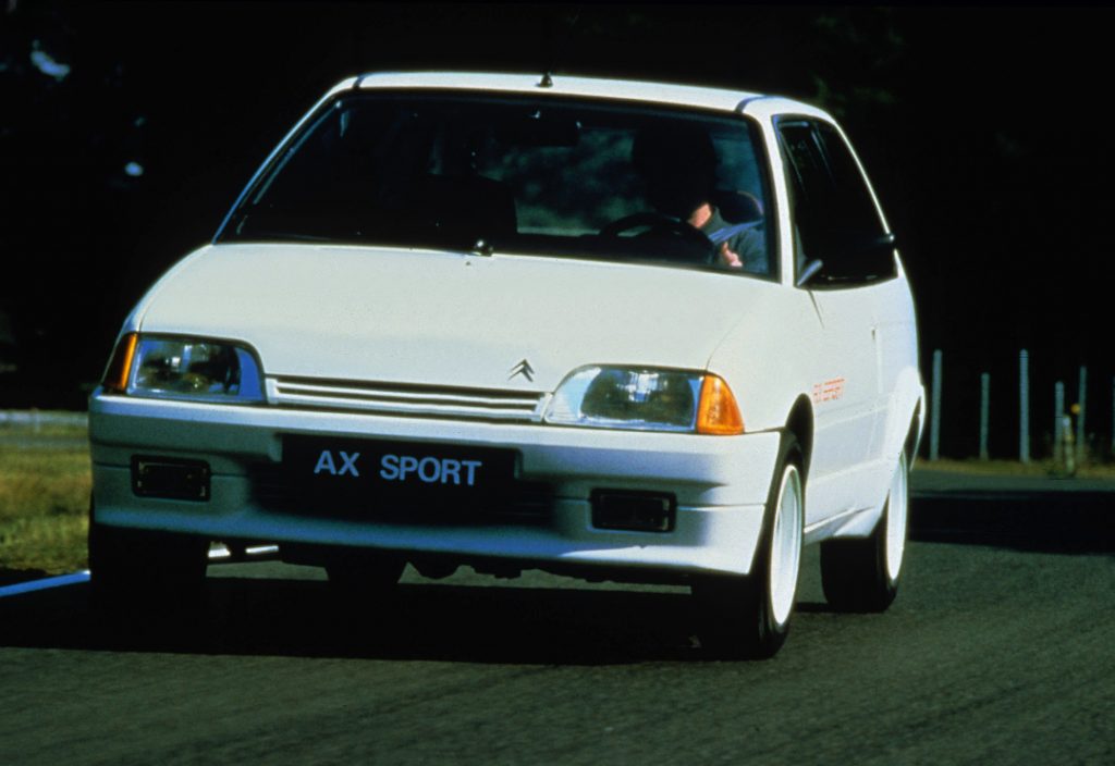 citroën ax sport, citroen ax sport, ax sport, citroën ax deportivo, ax sport 1.3, citroën ax sport historia, citroën ax sport características, citroën ax sport ficha técnica, citroën ax sport prestaciones, citroën ax sport curiosidades, citroën ax sport sonido motor, citroën ax sport interior, citroën ax sport exterior, citroën ax sport restauración, citroën ax sport mantenimiento, citroën ax sport fiabilidad, citroën ax sport coleccionistas, citroën ax sport clásico moderno, historia del citroën ax sport, evolución del citroën ax deportivo, diferencias entre ax sport y ax gti, citroën ax sport frente al peugeot 205 rallye, por qué el citroën ax sport es un coche de culto, curiosidades del citroën ax sport, coches franceses deportivos, coches de los 80, hot hatch clásico, hatchback ligero, coches icónicos de citroën, grupo psa, coches de culto, coches con alma, compactos deportivos clásicos