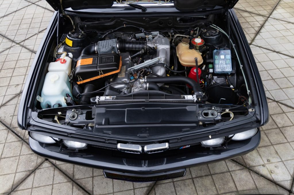 bmw m535i e28, bmw m535i, m535i e28, bmw serie 5 e28 deportivo, bmw e28 sport, bmw m performance clásico, bmw m535i 3.5, bmw m30, bmw seis cilindros, bmw tracción trasera, bmw m535i historia, bmw m535i características, bmw m535i ficha técnica, bmw m535i prestaciones, bmw m535i curiosidades, bmw m535i sonido motor, bmw m535i interior, bmw m535i exterior, bmw m535i mantenimiento, bmw m535i fiabilidad, bmw m535i restauración, bmw m535i coleccionistas, bmw m535i clásico moderno, historia del bmw m535i e28, evolución del bmw serie 5 deportivo, diferencias entre bmw m535i y m5 e28, bmw m535i frente al mercedes 190 e 2.3-16, bmw m535i vs alfa romeo 75 v6, por qué el bmw m535i es un coche de culto, curiosidades del bmw m535i e28, berlinas deportivas alemanas, coches alemanes deportivos, coches de los 80, coches de los 90, seis cilindros atmosférico, tracción trasera clásica, coches icónicos de bmw, coches de culto, coches con alma, bmw motorsport clásico