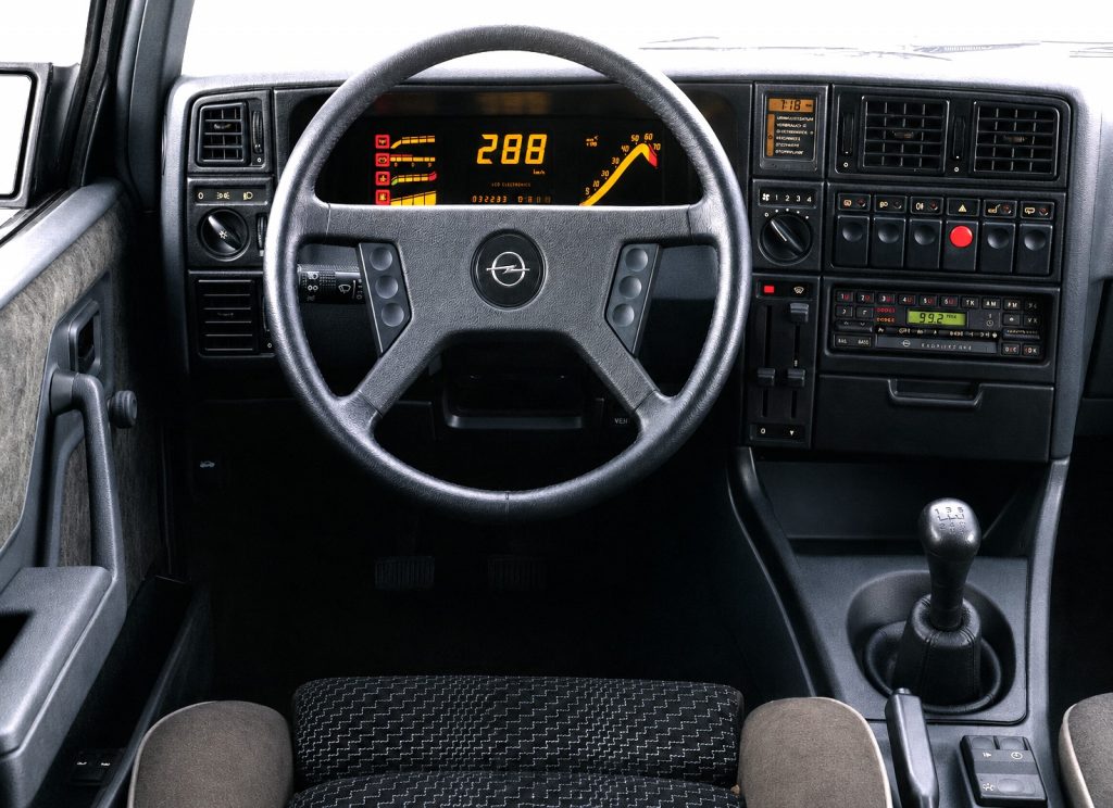 opel monza gse, opel monza, monza gse, opel monza deportivo, opel monza 3.0 gse, opel monza coupé, opel monza tracción trasera, opel seis cilindros clásico, opel monza años 80, opel monza gse historia, opel monza gse características, opel monza gse ficha técnica, opel monza gse prestaciones, opel monza gse curiosidades, opel monza gse sonido motor, opel monza gse interior, opel monza gse exterior, opel monza gse restauración, opel monza gse mantenimiento, opel monza gse fiabilidad, opel monza gse coleccionistas, opel monza gse clásico moderno, historia del opel monza gse, evolución del opel monza, diferencias entre opel monza y senator, opel monza gse frente al ford capri 2.8 injection, opel monza gse vs bmw 635csi, por qué el opel monza gse es un coche de culto, curiosidades del opel monza gse, coupés deportivos alemanes, coches alemanes deportivos, coches de los 80, gran turismo alemán clásico, tracción trasera clásica, coches icónicos de opel, coches de culto, coches con alma, deportivos clásicos alemanes