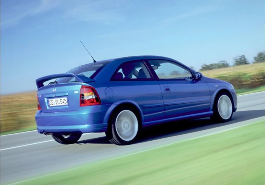 opel astra g opc, astra g opc, opel astra opc, opel astra g deportivo, opel performance, opc performance, astra g coupe opc, opel astra g 2.0 turbo opc, opel astra opc mk4, opel astra g historia, opel astra g opc características, opel astra g opc ficha técnica, opel astra g opc prestaciones, opel astra g opc curiosidades, opel astra g opc sonido motor, opel astra g opc interior, opel astra g opc exterior, opel astra g opc mantenimiento, opel astra g opc fiabilidad, opel astra g opc coleccionistas, opel astra g opc clásico moderno, diferencias entre astra g opc atmosférico y turbo, opel astra g opc frente al golf gti mk4, opel astra g opc vs focus st170, historia del opel astra g opc, evolución del opel astra opc, por qué el opel astra g opc es un coche de culto, curiosidades del opel astra g opc, coches deportivos de los 2000, hot hatch alemán, hatchback deportivo, coches icónicos de opel, coches de culto, coches con alma, compactos deportivos clásicos, opel motorsport, opc division