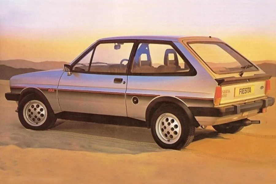 ford fiesta xr2 mk1, fiesta xr2 mk1, ford fiesta xr2, fiesta xr2 primera generación, ford fiesta deportivo, ford fiesta mk1 sport, ford fiesta xr2 1.6, fiesta xr2 carburación, ford fiesta xr2 historia, ford fiesta xr2 características, ford fiesta xr2 ficha técnica, ford fiesta xr2 prestaciones, ford fiesta xr2 curiosidades, ford fiesta xr2 sonido motor, ford fiesta xr2 interior, ford fiesta xr2 exterior, ford fiesta xr2 restauración, ford fiesta xr2 mantenimiento, ford fiesta xr2 fiabilidad, ford fiesta xr2 coleccionistas, ford fiesta xr2 clásico moderno, historia del ford fiesta xr2 mk1, evolución del ford fiesta xr2, diferencias entre fiesta xr2 mk1 y mk2, ford fiesta xr2 frente al peugeot 205 gti, ford fiesta xr2 vs renault 5 alpine, por qué el ford fiesta xr2 es un coche de culto, curiosidades del ford fiesta xr2, coches deportivos de los 80, hot hatch clásico, hatchback ligero, coches icónicos de ford, ford motorsport, coches de culto, coches con alma, compactos deportivos clásicos