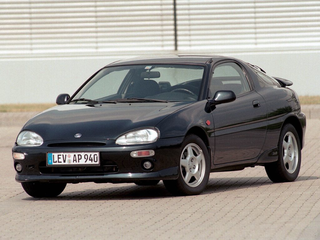 mazda mx-3 v6, mazda mx3 v6, mazda mx-3, mazda mx-3 1.8 v6, mazda mx-3 deportivo, mazda mx-3 v6 24v, mazda mx-3 1.8 dohc v6, mazda mx-3 años 90, mazda mx-3 historia, mazda mx-3 v6 características, mazda mx-3 v6 ficha técnica, mazda mx-3 v6 prestaciones, mazda mx-3 v6 curiosidades, mazda mx-3 v6 sonido motor, mazda mx-3 v6 interior, mazda mx-3 v6 exterior, mazda mx-3 v6 mantenimiento, mazda mx-3 v6 fiabilidad, mazda mx-3 v6 restauración, mazda mx-3 v6 coleccionistas, mazda mx-3 v6 clásico moderno, historia del mazda mx-3 v6, evolución del mazda mx-3, diferencias entre mazda mx-3 v6 y mx-3 1.6, mazda mx-3 v6 frente al honda cr-x del sol, mazda mx-3 v6 vs toyota paseo, por qué el mazda mx-3 v6 es un coche de culto, curiosidades del mazda mx-3 v6, coches japoneses deportivos, coches de los 90, coupé compacto deportivo, v6 atmosférico pequeño, coches icónicos de mazda, coches de culto, coches con alma, deportivos japoneses clásicos