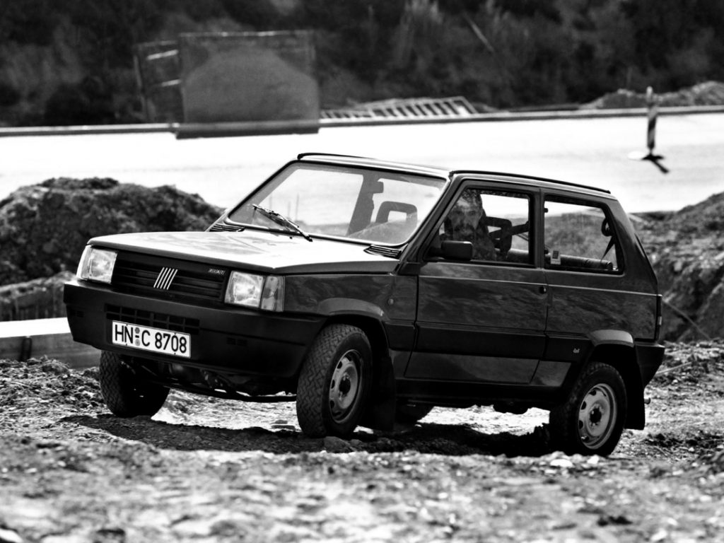 fiat panda 4x4, panda 4x4, fiat panda 4x4 clásico, fiat panda 4x4 sisley, fiat panda 4x4 1983, fiat panda tracción total, fiat panda todoterreno ligero, fiat panda 4x4 historia, fiat panda 4x4 características, fiat panda 4x4 ficha técnica, fiat panda 4x4 prestaciones, fiat panda 4x4 curiosidades, fiat panda 4x4 sonido motor, fiat panda 4x4 interior, fiat panda 4x4 exterior, fiat panda 4x4 mantenimiento, fiat panda 4x4 fiabilidad, fiat panda 4x4 restauración, fiat panda 4x4 coleccionistas, fiat panda 4x4 clásico moderno, historia del fiat panda 4x4, evolución del fiat panda, diferencias entre panda 4x4 y panda normal, fiat panda 4x4 frente al suzuki samurai, fiat panda 4x4 vs lada niva, por qué el fiat panda 4x4 es un coche de culto, curiosidades del fiat panda 4x4, coches italianos clásicos, coches de los 80, utilitarios 4x4, todoterrenos ligeros clásicos, coches icónicos de fiat, coches de culto, coches con alma, 4x4 clásico compacto