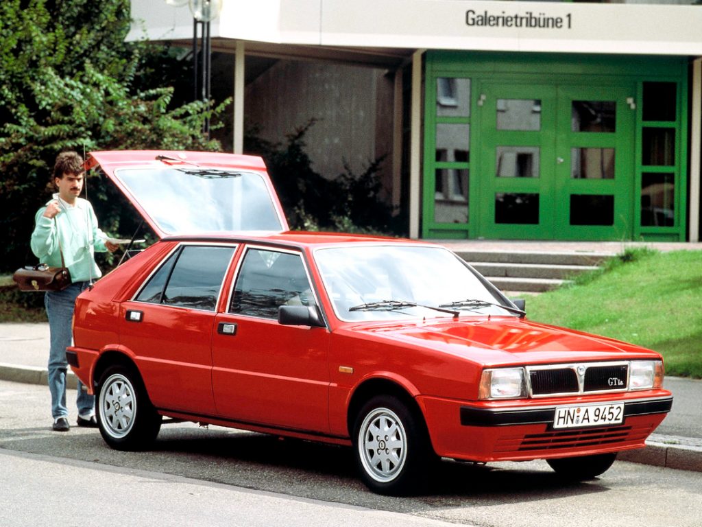 lancia delta gt ie, lancia delta gt i.e., delta gt ie, lancia delta deportivo, lancia delta mk1, lancia delta gasolina inyección, lancia delta años 80, lancia delta tracción delantera, lancia delta gt ie historia, lancia delta gt ie características, lancia delta gt ie ficha técnica, lancia delta gt ie prestaciones, lancia delta gt ie curiosidades, lancia delta gt ie sonido motor, lancia delta gt ie interior, lancia delta gt ie exterior, lancia delta gt ie mantenimiento, lancia delta gt ie fiabilidad, lancia delta gt ie restauración, lancia delta gt ie coleccionistas, lancia delta gt ie clásico moderno, historia del lancia delta gt ie, evolución del lancia delta, diferencias entre delta gt ie y hf turbo, lancia delta gt ie frente al volkswagen golf gti mk2, lancia delta gt ie vs peugeot 309 gti, por qué el lancia delta gt ie es un coche de culto, curiosidades del lancia delta gt ie, coches italianos deportivos, coches de los 80, hot hatch clásico, hatchback deportivo, coches icónicos de lancia, coches de culto, coches con alma, compactos deportivos clásicos