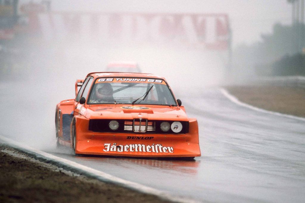 bmw 320 turbo grupo 5, bmw 320 group 5, bmw 320 turbo, bmw e21 grupo 5, bmw 320 competición, bmw motorsport grupo 5, bmw turbo carreras, bmw 320 silhouette, bmw drm grupo 5, bmw 320 turbo historia, bmw 320 turbo grupo 5 características, bmw 320 turbo grupo 5 ficha técnica, bmw 320 turbo grupo 5 prestaciones, bmw 320 turbo grupo 5 curiosidades, bmw 320 turbo grupo 5 sonido motor, bmw 320 turbo grupo 5 interior, bmw 320 turbo grupo 5 exterior, bmw 320 turbo grupo 5 restauración, bmw 320 turbo grupo 5 coleccionistas, historia del bmw 320 turbo grupo 5, evolución del bmw grupo 5, bmw 320 turbo frente al porsche 935, bmw 320 turbo vs ford capri zakspeed, por qué el bmw 320 turbo grupo 5 es un coche de culto, curiosidades del bmw 320 turbo grupo 5, coches de competición clásicos, coches de carreras de los 70, grupo 5 fia, drm alemana, silueta grupo 5, coches icónicos de bmw, bmw motorsport clásico, coches de culto, coches con alma, turbo de competición clásico