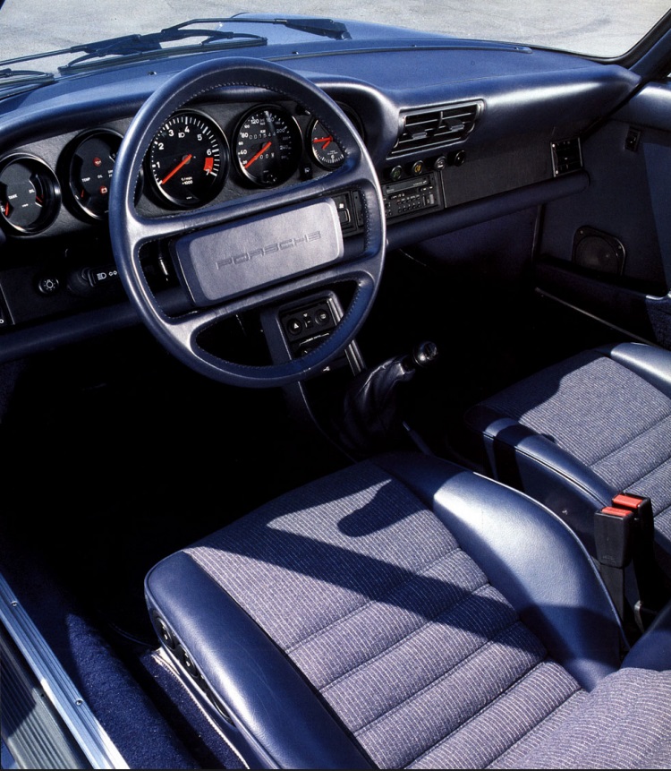 porsche carrera 3.2, porsche 911 carrera 3.2, porsche 911 3.2, porsche carrera clásico, porsche 911 clásico, porsche 911 g series, porsche 911 atmosférico clásico, porsche carrera 3.2 historia, porsche carrera 3.2 características, porsche carrera 3.2 ficha técnica, porsche carrera 3.2 prestaciones, porsche carrera 3.2 curiosidades, porsche carrera 3.2 sonido motor, porsche carrera 3.2 interior, porsche carrera 3.2 exterior, porsche carrera 3.2 mantenimiento, porsche carrera 3.2 fiabilidad, porsche carrera 3.2 restauración, porsche carrera 3.2 coleccionistas, porsche carrera 3.2 clásico moderno, historia del porsche carrera 3.2, evolución del porsche 911 clásico, diferencias entre porsche 911 sc y carrera 3.2, porsche carrera 3.2 frente al ferrari 328 gtb, porsche carrera 3.2 vs bmw m635csi, por qué el porsche carrera 3.2 es un coche de culto, curiosidades del porsche carrera 3.2, deportivos alemanes clásicos, coches alemanes deportivos, coches de los 80, coupés deportivos clásicos, bóxer seis cilindros porsche, tracción trasera clásica, coches icónicos de porsche, coches de culto, coches con alma, deportivos clásicos alemanes
