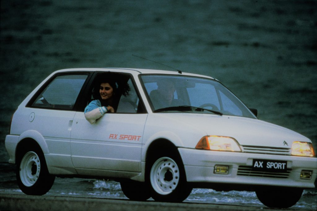 citroën ax sport, citroen ax sport, ax sport, citroën ax deportivo, ax sport 1.3, citroën ax sport historia, citroën ax sport características, citroën ax sport ficha técnica, citroën ax sport prestaciones, citroën ax sport curiosidades, citroën ax sport sonido motor, citroën ax sport interior, citroën ax sport exterior, citroën ax sport restauración, citroën ax sport mantenimiento, citroën ax sport fiabilidad, citroën ax sport coleccionistas, citroën ax sport clásico moderno, historia del citroën ax sport, evolución del citroën ax deportivo, diferencias entre ax sport y ax gti, citroën ax sport frente al peugeot 205 rallye, por qué el citroën ax sport es un coche de culto, curiosidades del citroën ax sport, coches franceses deportivos, coches de los 80, hot hatch clásico, hatchback ligero, coches icónicos de citroën, grupo psa, coches de culto, coches con alma, compactos deportivos clásicos