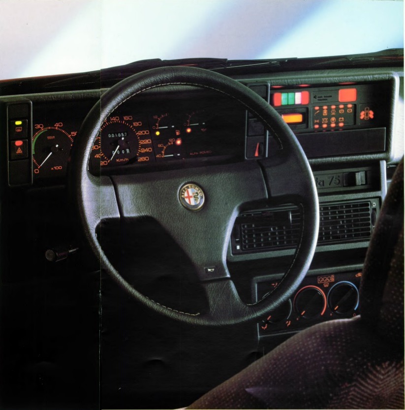 alfa romeo 75 v6 america, alfa romeo 75 america, alfa 75 v6, alfa 75 america, alfa romeo 75 deportivo, alfa romeo v6 busso, alfa romeo 75 3.0 v6, alfa romeo 75 transaxle, alfa romeo 75 tracción trasera, alfa romeo 75 v6 historia, alfa romeo 75 v6 america características, alfa romeo 75 v6 america ficha técnica, alfa romeo 75 v6 america prestaciones, alfa romeo 75 v6 america curiosidades, alfa romeo 75 v6 america sonido motor, alfa romeo 75 v6 america interior, alfa romeo 75 v6 america exterior, alfa romeo 75 v6 america mantenimiento, alfa romeo 75 v6 america fiabilidad, alfa romeo 75 v6 america restauración, alfa romeo 75 v6 america coleccionistas, alfa romeo 75 v6 america clásico moderno, historia del alfa romeo 75 v6 america, evolución del alfa romeo 75 v6, diferencias entre alfa 75 v6 y 75 turbo, alfa romeo 75 v6 america frente al bmw 535i e34, por qué el alfa romeo 75 v6 america es un coche de culto, curiosidades del alfa romeo 75 v6 america, berlinas deportivas italianas, coches italianos deportivos, coches de los 80, coches de los 90, tracción trasera clásica, coches icónicos de alfa romeo, coches de culto, coches con alma, alfa romeo motorsport, busso v6