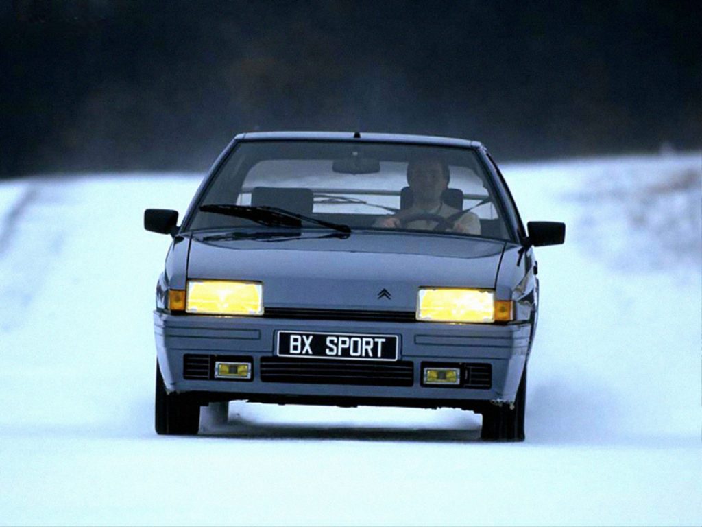 citroën bx sport, citroen bx sport, bx sport, citroën bx deportivo, citroën sport, citroën bx 1.9 sport, citroën bx carburación doble, citroën bx años 80, citroën bx sport historia, citroën bx sport características, citroën bx sport ficha técnica, citroën bx sport prestaciones, citroën bx sport curiosidades, citroën bx sport sonido motor, citroën bx sport interior, citroën bx sport exterior, citroën bx sport restauración, citroën bx sport mantenimiento, citroën bx sport fiabilidad, citroën bx sport coleccionistas, citroën bx sport clásico moderno, historia del citroën bx sport, evolución del citroën bx deportivo, diferencias entre bx sport y bx gti, citroën bx sport frente al peugeot 405 mi16, por qué el citroën bx sport es un coche de culto, curiosidades del citroën bx sport, coches franceses deportivos, coches de los 80, berlinas deportivas clásicas, suspensión hidroneumática deportiva, coches icónicos de citroën, grupo psa, coches de culto, coches con alma, compactos deportivos clásicos