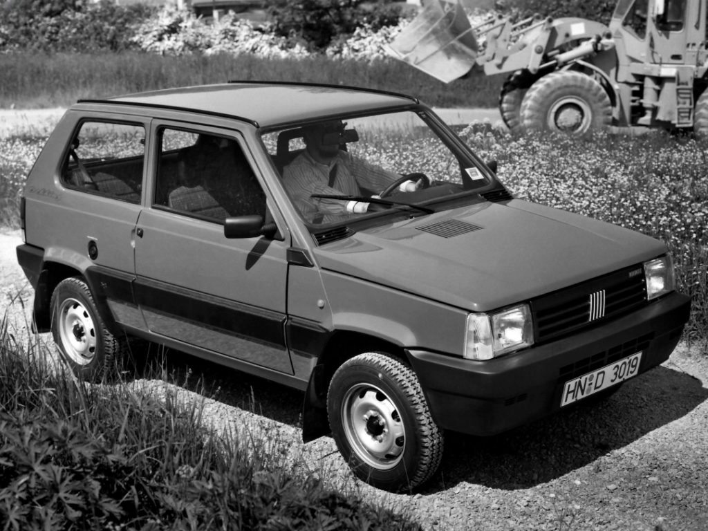 fiat panda 4x4, panda 4x4, fiat panda 4x4 clásico, fiat panda 4x4 sisley, fiat panda 4x4 1983, fiat panda tracción total, fiat panda todoterreno ligero, fiat panda 4x4 historia, fiat panda 4x4 características, fiat panda 4x4 ficha técnica, fiat panda 4x4 prestaciones, fiat panda 4x4 curiosidades, fiat panda 4x4 sonido motor, fiat panda 4x4 interior, fiat panda 4x4 exterior, fiat panda 4x4 mantenimiento, fiat panda 4x4 fiabilidad, fiat panda 4x4 restauración, fiat panda 4x4 coleccionistas, fiat panda 4x4 clásico moderno, historia del fiat panda 4x4, evolución del fiat panda, diferencias entre panda 4x4 y panda normal, fiat panda 4x4 frente al suzuki samurai, fiat panda 4x4 vs lada niva, por qué el fiat panda 4x4 es un coche de culto, curiosidades del fiat panda 4x4, coches italianos clásicos, coches de los 80, utilitarios 4x4, todoterrenos ligeros clásicos, coches icónicos de fiat, coches de culto, coches con alma, 4x4 clásico compacto