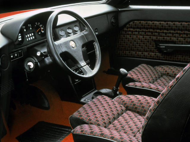 alfa romeo 33 1.7 qv, alfa romeo 33 quadrifoglio verde, alfa 33 qv, alfa romeo 33 deportivo, alfa romeo boxer 1.7, alfa romeo 33 16v, alfa romeo 33 tracción delantera, alfa romeo 33 años 80, alfa romeo 33 años 90, alfa romeo 33 1.7 qv historia, alfa romeo 33 1.7 qv características, alfa romeo 33 1.7 qv ficha técnica, alfa romeo 33 1.7 qv prestaciones, alfa romeo 33 1.7 qv curiosidades, alfa romeo 33 1.7 qv sonido motor, alfa romeo 33 1.7 qv interior, alfa romeo 33 1.7 qv exterior, alfa romeo 33 1.7 qv mantenimiento, alfa romeo 33 1.7 qv fiabilidad, alfa romeo 33 1.7 qv restauración, alfa romeo 33 1.7 qv coleccionistas, alfa romeo 33 1.7 qv clásico moderno, historia del alfa romeo 33 qv, evolución del alfa romeo 33, diferencias entre alfa 33 qv 8v y 16v, alfa romeo 33 qv frente al peugeot 309 gti, alfa romeo 33 qv vs volkswagen golf gti mk2, por qué el alfa romeo 33 qv es un coche de culto, curiosidades del alfa romeo 33 qv, coches italianos deportivos, coches de los 80, coches de los 90, motor boxer alfa romeo, hatchback deportivo, coches icónicos de alfa romeo, coches de culto, coches con alma, compactos deportivos clásicos
