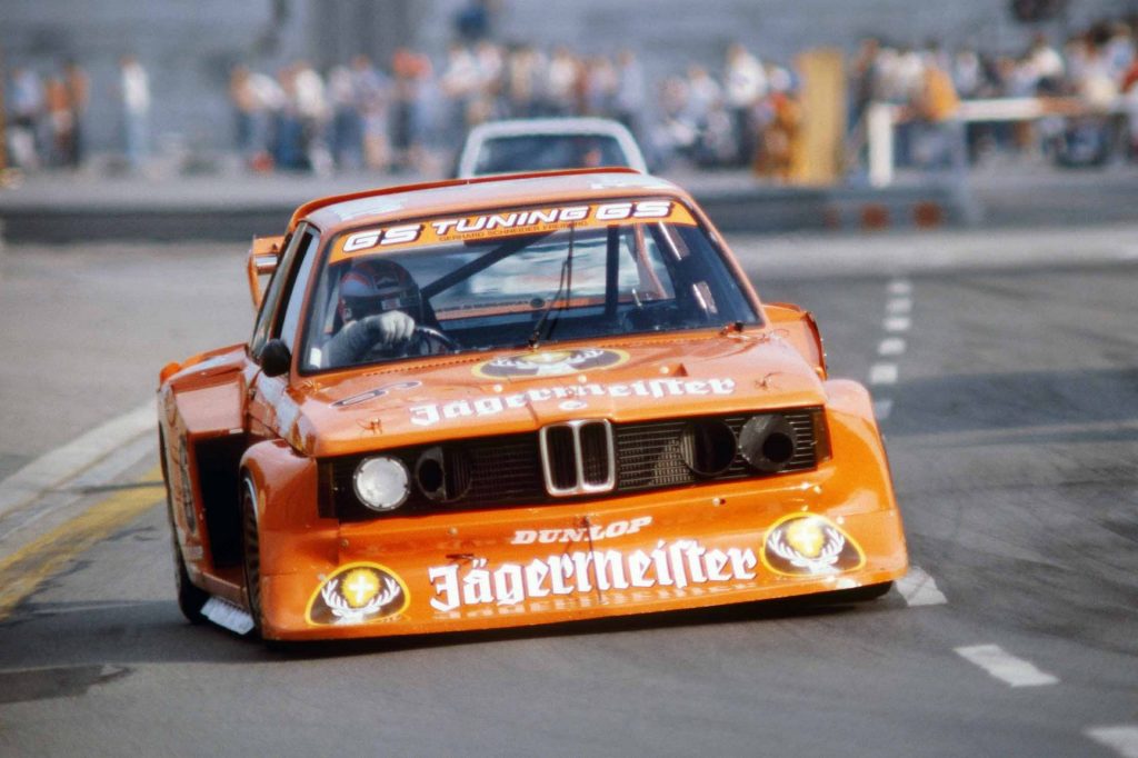 bmw 320 turbo grupo 5, bmw 320 group 5, bmw 320 turbo, bmw e21 grupo 5, bmw 320 competición, bmw motorsport grupo 5, bmw turbo carreras, bmw 320 silhouette, bmw drm grupo 5, bmw 320 turbo historia, bmw 320 turbo grupo 5 características, bmw 320 turbo grupo 5 ficha técnica, bmw 320 turbo grupo 5 prestaciones, bmw 320 turbo grupo 5 curiosidades, bmw 320 turbo grupo 5 sonido motor, bmw 320 turbo grupo 5 interior, bmw 320 turbo grupo 5 exterior, bmw 320 turbo grupo 5 restauración, bmw 320 turbo grupo 5 coleccionistas, historia del bmw 320 turbo grupo 5, evolución del bmw grupo 5, bmw 320 turbo frente al porsche 935, bmw 320 turbo vs ford capri zakspeed, por qué el bmw 320 turbo grupo 5 es un coche de culto, curiosidades del bmw 320 turbo grupo 5, coches de competición clásicos, coches de carreras de los 70, grupo 5 fia, drm alemana, silueta grupo 5, coches icónicos de bmw, bmw motorsport clásico, coches de culto, coches con alma, turbo de competición clásico