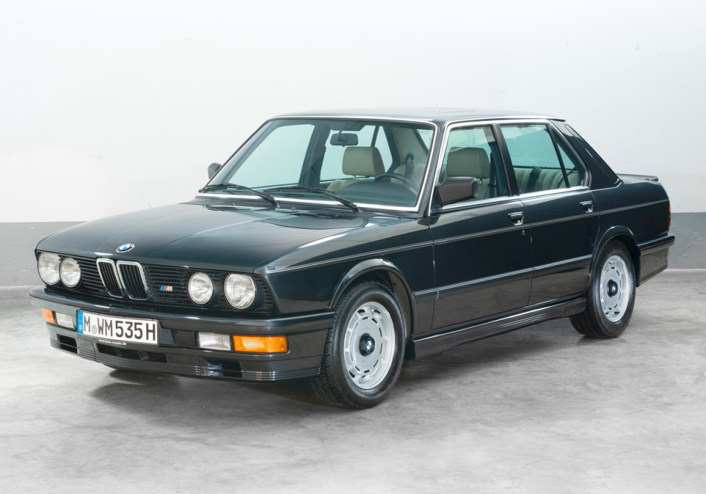 bmw m535i e28, bmw m535i, m535i e28, bmw serie 5 e28 deportivo, bmw e28 sport, bmw m performance clásico, bmw m535i 3.5, bmw m30, bmw seis cilindros, bmw tracción trasera, bmw m535i historia, bmw m535i características, bmw m535i ficha técnica, bmw m535i prestaciones, bmw m535i curiosidades, bmw m535i sonido motor, bmw m535i interior, bmw m535i exterior, bmw m535i mantenimiento, bmw m535i fiabilidad, bmw m535i restauración, bmw m535i coleccionistas, bmw m535i clásico moderno, historia del bmw m535i e28, evolución del bmw serie 5 deportivo, diferencias entre bmw m535i y m5 e28, bmw m535i frente al mercedes 190 e 2.3-16, bmw m535i vs alfa romeo 75 v6, por qué el bmw m535i es un coche de culto, curiosidades del bmw m535i e28, berlinas deportivas alemanas, coches alemanes deportivos, coches de los 80, coches de los 90, seis cilindros atmosférico, tracción trasera clásica, coches icónicos de bmw, coches de culto, coches con alma, bmw motorsport clásico