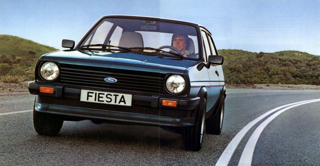 ford fiesta xr2 mk1, fiesta xr2 mk1, ford fiesta xr2, fiesta xr2 primera generación, ford fiesta deportivo, ford fiesta mk1 sport, ford fiesta xr2 1.6, fiesta xr2 carburación, ford fiesta xr2 historia, ford fiesta xr2 características, ford fiesta xr2 ficha técnica, ford fiesta xr2 prestaciones, ford fiesta xr2 curiosidades, ford fiesta xr2 sonido motor, ford fiesta xr2 interior, ford fiesta xr2 exterior, ford fiesta xr2 restauración, ford fiesta xr2 mantenimiento, ford fiesta xr2 fiabilidad, ford fiesta xr2 coleccionistas, ford fiesta xr2 clásico moderno, historia del ford fiesta xr2 mk1, evolución del ford fiesta xr2, diferencias entre fiesta xr2 mk1 y mk2, ford fiesta xr2 frente al peugeot 205 gti, ford fiesta xr2 vs renault 5 alpine, por qué el ford fiesta xr2 es un coche de culto, curiosidades del ford fiesta xr2, coches deportivos de los 80, hot hatch clásico, hatchback ligero, coches icónicos de ford, ford motorsport, coches de culto, coches con alma, compactos deportivos clásicos
