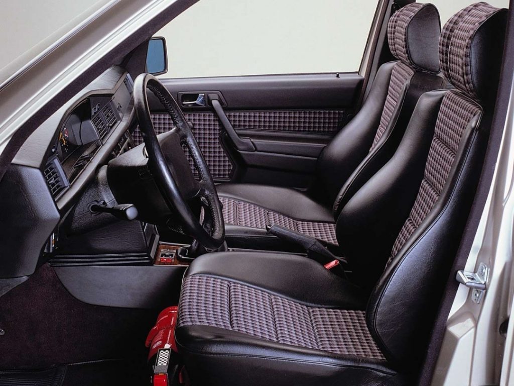 mercedes 190 e 2.3-16, mercedes benz 190 e 2.3 16, mercedes 190 e 16v, mercedes w201 2.3-16, mercedes 190 e cosworth, mercedes cosworth 16v, mercedes 190 deportivo, mercedes benz w201 deportivo, mercedes 190 e historia, mercedes 190 e 2.3-16 características, mercedes 190 e 2.3-16 ficha técnica, mercedes 190 e 2.3-16 prestaciones, mercedes 190 e 2.3-16 curiosidades, mercedes 190 e 2.3-16 sonido motor, mercedes 190 e 2.3-16 interior, mercedes 190 e 2.3-16 exterior, mercedes 190 e 2.3-16 mantenimiento, mercedes 190 e 2.3-16 fiabilidad, mercedes 190 e 2.3-16 restauración, mercedes 190 e 2.3-16 coleccionistas, mercedes 190 e 2.3-16 clásico moderno, historia del mercedes 190 e 2.3-16, evolución del mercedes 190 e 16 válvulas, diferencias entre 190 e 2.3-16 y 2.5-16, mercedes 190 e 2.3-16 frente al bmw m3 e30, por qué el mercedes 190 e 2.3-16 es un coche de culto, curiosidades del mercedes 190 e 2.3-16, berlinas deportivas alemanas, coches alemanes deportivos, coches de los 80, coches de los 90, homologación dtm, cosworth engine, tracción trasera clásica, coches icónicos de mercedes benz, coches de culto, coches con alma