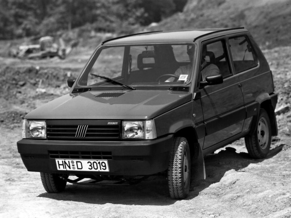 fiat panda 4x4, panda 4x4, fiat panda 4x4 clásico, fiat panda 4x4 sisley, fiat panda 4x4 1983, fiat panda tracción total, fiat panda todoterreno ligero, fiat panda 4x4 historia, fiat panda 4x4 características, fiat panda 4x4 ficha técnica, fiat panda 4x4 prestaciones, fiat panda 4x4 curiosidades, fiat panda 4x4 sonido motor, fiat panda 4x4 interior, fiat panda 4x4 exterior, fiat panda 4x4 mantenimiento, fiat panda 4x4 fiabilidad, fiat panda 4x4 restauración, fiat panda 4x4 coleccionistas, fiat panda 4x4 clásico moderno, historia del fiat panda 4x4, evolución del fiat panda, diferencias entre panda 4x4 y panda normal, fiat panda 4x4 frente al suzuki samurai, fiat panda 4x4 vs lada niva, por qué el fiat panda 4x4 es un coche de culto, curiosidades del fiat panda 4x4, coches italianos clásicos, coches de los 80, utilitarios 4x4, todoterrenos ligeros clásicos, coches icónicos de fiat, coches de culto, coches con alma, 4x4 clásico compacto