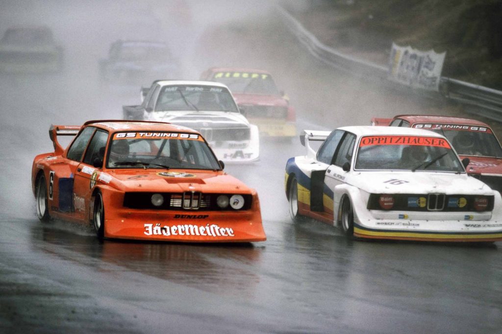 bmw 320 turbo grupo 5, bmw 320 group 5, bmw 320 turbo, bmw e21 grupo 5, bmw 320 competición, bmw motorsport grupo 5, bmw turbo carreras, bmw 320 silhouette, bmw drm grupo 5, bmw 320 turbo historia, bmw 320 turbo grupo 5 características, bmw 320 turbo grupo 5 ficha técnica, bmw 320 turbo grupo 5 prestaciones, bmw 320 turbo grupo 5 curiosidades, bmw 320 turbo grupo 5 sonido motor, bmw 320 turbo grupo 5 interior, bmw 320 turbo grupo 5 exterior, bmw 320 turbo grupo 5 restauración, bmw 320 turbo grupo 5 coleccionistas, historia del bmw 320 turbo grupo 5, evolución del bmw grupo 5, bmw 320 turbo frente al porsche 935, bmw 320 turbo vs ford capri zakspeed, por qué el bmw 320 turbo grupo 5 es un coche de culto, curiosidades del bmw 320 turbo grupo 5, coches de competición clásicos, coches de carreras de los 70, grupo 5 fia, drm alemana, silueta grupo 5, coches icónicos de bmw, bmw motorsport clásico, coches de culto, coches con alma, turbo de competición clásico