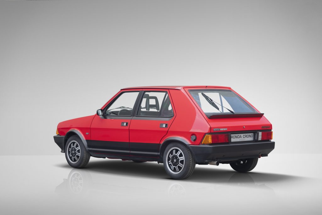 seat ronda crono 2.0, seat ronda crono, seat ronda deportivo, seat ronda 2.0, seat ronda crono historia, seat ronda crono características, seat ronda crono ficha técnica, seat ronda crono prestaciones, seat ronda crono curiosidades, seat ronda crono sonido motor, seat ronda crono interior, seat ronda crono exterior, seat ronda crono restauración, seat ronda crono mantenimiento, seat ronda crono fiabilidad, seat ronda crono coleccionistas, seat ronda crono clásico moderno, historia del seat ronda crono 2.0, evolución del seat ronda deportivo, diferencias entre ronda crono y ronda glx, seat ronda crono frente al renault 18 turbo, seat ronda crono vs opel ascona sr, por qué el seat ronda crono es un coche de culto, curiosidades del seat ronda crono, coches deportivos españoles, coches de los 80, berlinas compactas deportivas, coches icónicos de seat, seat sport clásico, coches de culto, coches con alma, motor system porsche, compactos deportivos clásicos