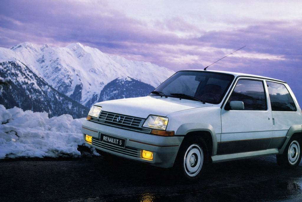 renault 5 gt turbo, r5 gt turbo, renault 5 turbo gt, renault 5 deportivo, renault 5 gt turbo fase 1, renault 5 gt turbo fase 2, renault 5 turbo clásico, renault 5 años 80, renault 5 gt turbo historia, renault 5 gt turbo características, renault 5 gt turbo ficha técnica, renault 5 gt turbo prestaciones, renault 5 gt turbo curiosidades, renault 5 gt turbo sonido motor, renault 5 gt turbo interior, renault 5 gt turbo exterior, renault 5 gt turbo restauración, renault 5 gt turbo mantenimiento, renault 5 gt turbo fiabilidad, renault 5 gt turbo coleccionistas, renault 5 gt turbo clásico moderno, historia del renault 5 gt turbo, evolución del renault 5 deportivo, diferencias entre renault 5 gt turbo fase 1 y fase 2, renault 5 gt turbo frente al peugeot 205 rallye, renault 5 gt turbo vs fiat uno turbo ie, por qué el renault 5 gt turbo es un coche de culto, curiosidades del renault 5 gt turbo, coches franceses deportivos, coches de los 80, hot hatch clásico, hatchback turbo, coches icónicos de renault, coches de culto, coches con alma, renault sport, turbo clásico, compactos deportivos clásicos