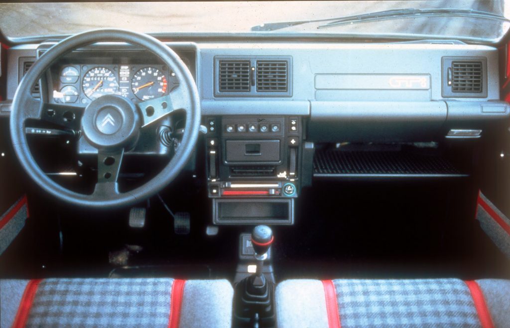 citroën visa gti, citroen visa gti, visa gti, citroën visa deportivo, visa gti 1.6, citroën visa gti historia, citroën visa gti características, citroën visa gti ficha técnica, citroën visa gti prestaciones, citroën visa gti curiosidades, citroën visa gti sonido motor, citroën visa gti interior, citroën visa gti exterior, citroën visa gti restauración, citroën visa gti mantenimiento, citroën visa gti fiabilidad, citroën visa gti coleccionistas, citroën visa gti clásico moderno, historia del citroën visa gti, evolución del citroën visa deportivo, diferencias entre visa gti y visa chrono, citroën visa gti frente al peugeot 205 gti, por qué el citroën visa gti es un coche de culto, curiosidades del citroën visa gti, coches franceses deportivos, coches de los 80, hot hatch clásico, hatchback ligero, coches icónicos de citroën, grupo psa, coches de culto, coches con alma, compactos deportivos clásicos