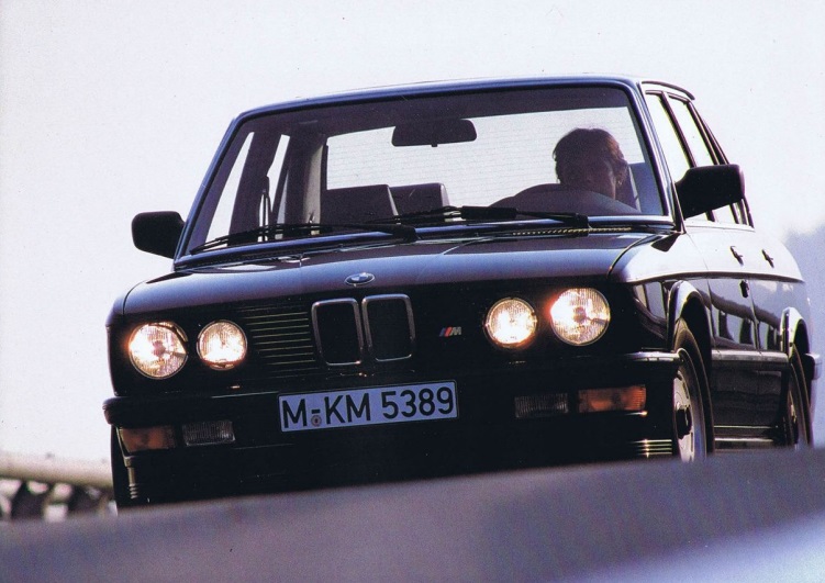bmw m535i e28, bmw m535i, m535i e28, bmw serie 5 e28 deportivo, bmw e28 sport, bmw m performance clásico, bmw m535i 3.5, bmw m30, bmw seis cilindros, bmw tracción trasera, bmw m535i historia, bmw m535i características, bmw m535i ficha técnica, bmw m535i prestaciones, bmw m535i curiosidades, bmw m535i sonido motor, bmw m535i interior, bmw m535i exterior, bmw m535i mantenimiento, bmw m535i fiabilidad, bmw m535i restauración, bmw m535i coleccionistas, bmw m535i clásico moderno, historia del bmw m535i e28, evolución del bmw serie 5 deportivo, diferencias entre bmw m535i y m5 e28, bmw m535i frente al mercedes 190 e 2.3-16, bmw m535i vs alfa romeo 75 v6, por qué el bmw m535i es un coche de culto, curiosidades del bmw m535i e28, berlinas deportivas alemanas, coches alemanes deportivos, coches de los 80, coches de los 90, seis cilindros atmosférico, tracción trasera clásica, coches icónicos de bmw, coches de culto, coches con alma, bmw motorsport clásico
