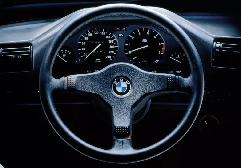 bmw 318is e30, bmw 318is, bmw e30 318is, bmw e30 deportivo, bmw 318is 16v, bmw m42 engine, bmw 318is coupé, bmw e30 coupé, bmw tracción trasera clásica, bmw 318is historia, bmw 318is características, bmw 318is ficha técnica, bmw 318is prestaciones, bmw 318is curiosidades, bmw 318is sonido motor, bmw 318is interior, bmw 318is exterior, bmw 318is mantenimiento, bmw 318is fiabilidad, bmw 318is restauración, bmw 318is coleccionistas, bmw 318is clásico moderno, historia del bmw 318is e30, evolución del bmw serie 3 e30, diferencias entre bmw 318is y 325i e30, bmw 318is frente al volkswagen golf gti mk2, bmw 318is vs peugeot 205 gti, por qué el bmw 318is es un coche de culto, curiosidades del bmw 318is e30, coches alemanes deportivos, coches de los 80, coches de los 90, coupés deportivos clásicos, tracción trasera clásica, coches icónicos de bmw, coches de culto, coches con alma, compactos deportivos clásicos, bmw motorsport clásico