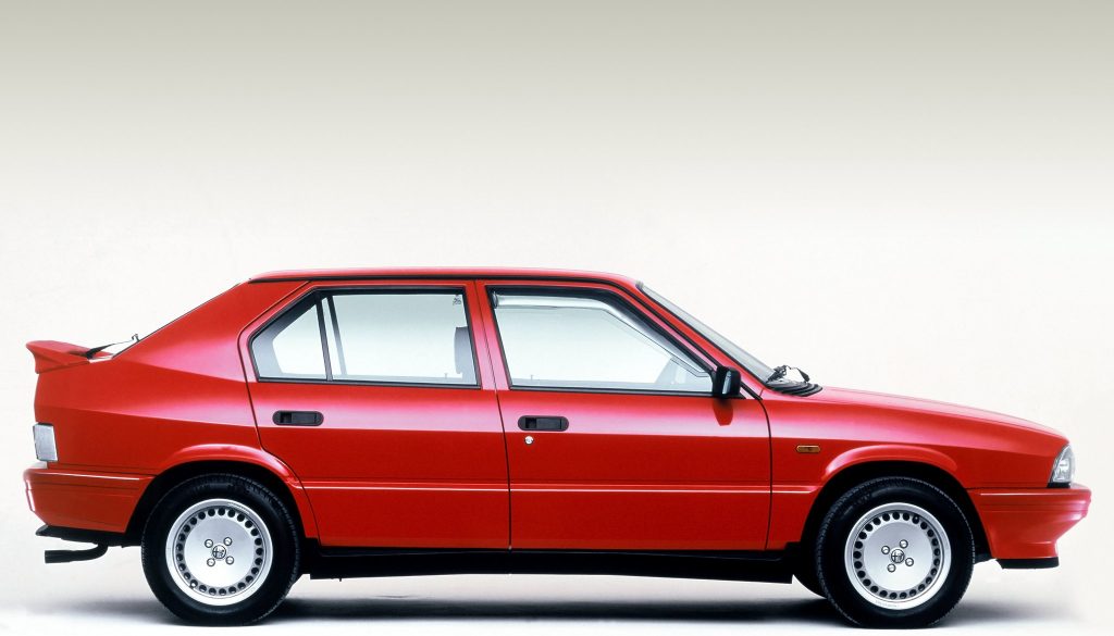 alfa romeo 33 1.7 qv, alfa romeo 33 quadrifoglio verde, alfa 33 qv, alfa romeo 33 deportivo, alfa romeo boxer 1.7, alfa romeo 33 16v, alfa romeo 33 tracción delantera, alfa romeo 33 años 80, alfa romeo 33 años 90, alfa romeo 33 1.7 qv historia, alfa romeo 33 1.7 qv características, alfa romeo 33 1.7 qv ficha técnica, alfa romeo 33 1.7 qv prestaciones, alfa romeo 33 1.7 qv curiosidades, alfa romeo 33 1.7 qv sonido motor, alfa romeo 33 1.7 qv interior, alfa romeo 33 1.7 qv exterior, alfa romeo 33 1.7 qv mantenimiento, alfa romeo 33 1.7 qv fiabilidad, alfa romeo 33 1.7 qv restauración, alfa romeo 33 1.7 qv coleccionistas, alfa romeo 33 1.7 qv clásico moderno, historia del alfa romeo 33 qv, evolución del alfa romeo 33, diferencias entre alfa 33 qv 8v y 16v, alfa romeo 33 qv frente al peugeot 309 gti, alfa romeo 33 qv vs volkswagen golf gti mk2, por qué el alfa romeo 33 qv es un coche de culto, curiosidades del alfa romeo 33 qv, coches italianos deportivos, coches de los 80, coches de los 90, motor boxer alfa romeo, hatchback deportivo, coches icónicos de alfa romeo, coches de culto, coches con alma, compactos deportivos clásicos