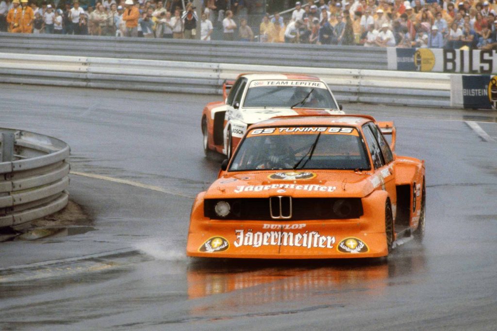 bmw 320 turbo grupo 5, bmw 320 group 5, bmw 320 turbo, bmw e21 grupo 5, bmw 320 competición, bmw motorsport grupo 5, bmw turbo carreras, bmw 320 silhouette, bmw drm grupo 5, bmw 320 turbo historia, bmw 320 turbo grupo 5 características, bmw 320 turbo grupo 5 ficha técnica, bmw 320 turbo grupo 5 prestaciones, bmw 320 turbo grupo 5 curiosidades, bmw 320 turbo grupo 5 sonido motor, bmw 320 turbo grupo 5 interior, bmw 320 turbo grupo 5 exterior, bmw 320 turbo grupo 5 restauración, bmw 320 turbo grupo 5 coleccionistas, historia del bmw 320 turbo grupo 5, evolución del bmw grupo 5, bmw 320 turbo frente al porsche 935, bmw 320 turbo vs ford capri zakspeed, por qué el bmw 320 turbo grupo 5 es un coche de culto, curiosidades del bmw 320 turbo grupo 5, coches de competición clásicos, coches de carreras de los 70, grupo 5 fia, drm alemana, silueta grupo 5, coches icónicos de bmw, bmw motorsport clásico, coches de culto, coches con alma, turbo de competición clásico