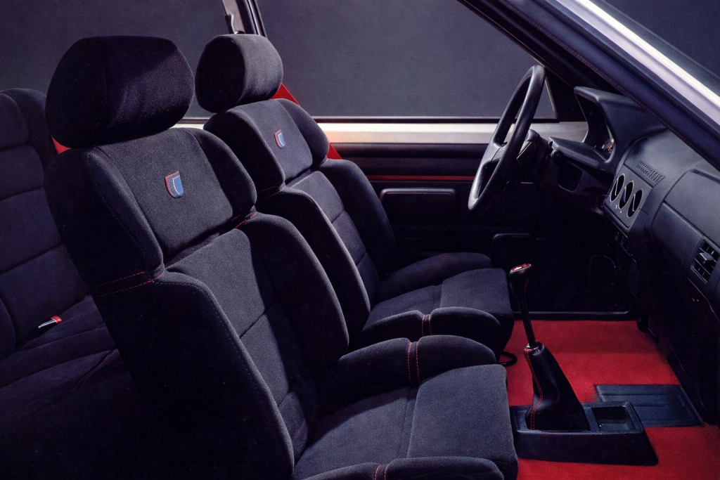 peugeot 205 rallye, 205 rallye, peugeot rallye 205, peugeot 205 deportivo, peugeot 205 rallye 1.3, peugeot 205 rallye 1.6, peugeot 205 rallye carburación, peugeot 205 ligero, peugeot 205 años 80, peugeot 205 rallye historia, peugeot 205 rallye características, peugeot 205 rallye ficha técnica, peugeot 205 rallye prestaciones, peugeot 205 rallye curiosidades, peugeot 205 rallye sonido motor, peugeot 205 rallye interior, peugeot 205 rallye exterior, peugeot 205 rallye restauración, peugeot 205 rallye mantenimiento, peugeot 205 rallye fiabilidad, peugeot 205 rallye coleccionistas, peugeot 205 rallye clásico moderno, historia del peugeot 205 rallye, evolución del peugeot 205 deportivo, diferencias entre 205 rallye y 205 gti, peugeot 205 rallye frente al citroën ax sport, peugeot 205 rallye vs talbot samba rallye, por qué el peugeot 205 rallye es un coche de culto, curiosidades del peugeot 205 rallye, coches franceses deportivos, coches de los 80, hot hatch clásico, hatchback ligero, coches icónicos de peugeot, grupo psa, coches de culto, coches con alma, compactos deportivos clásicos