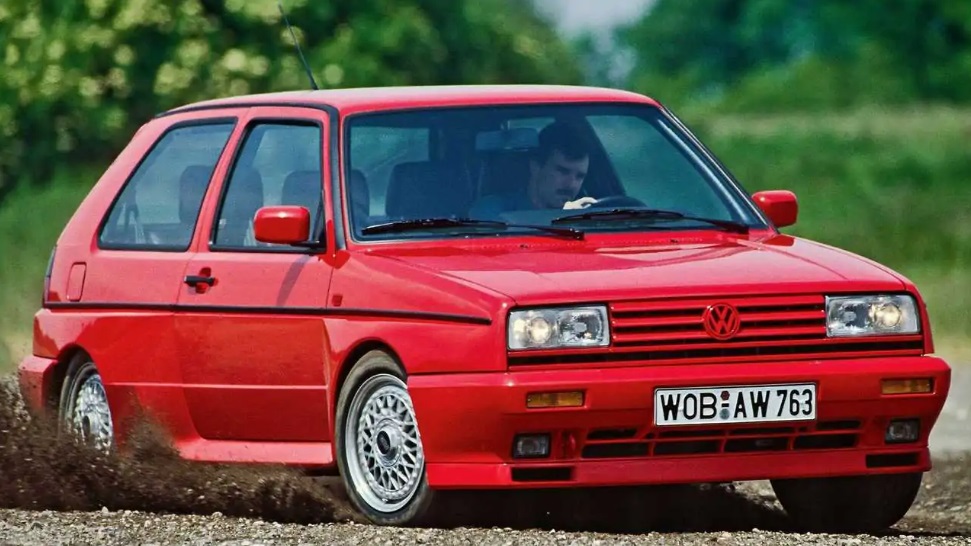 volkswagen golf rallye, golf rallye, vw golf rallye, golf rallye mk2, volkswagen golf mk2 rallye, vw golf rallye syncro, golf rallye g60, volkswagen g60, golf rallye 4x4, volkswagen syncro, volkswagen golf deportivo, vw motorsport, golf rallye historia, golf rallye características, golf rallye ficha técnica, golf rallye prestaciones, golf rallye curiosidades, golf rallye sonido motor, golf rallye interior, golf rallye exterior, golf rallye mantenimiento, golf rallye fiabilidad, golf rallye coleccionistas, golf rallye clásico moderno, historia del volkswagen golf rallye, evolución del golf rallye mk2, diferencias entre golf rallye y golf g60, golf rallye frente al lancia delta integrale, golf rallye vs ford sierra cosworth, por qué el golf rallye es un coche de culto, curiosidades del golf rallye, coches alemanes deportivos, coches de los 80, grupo a rally, 4x4 deportivo clásico, hatchback deportivo, coches icónicos de volkswagen, coches de culto, coches con alma