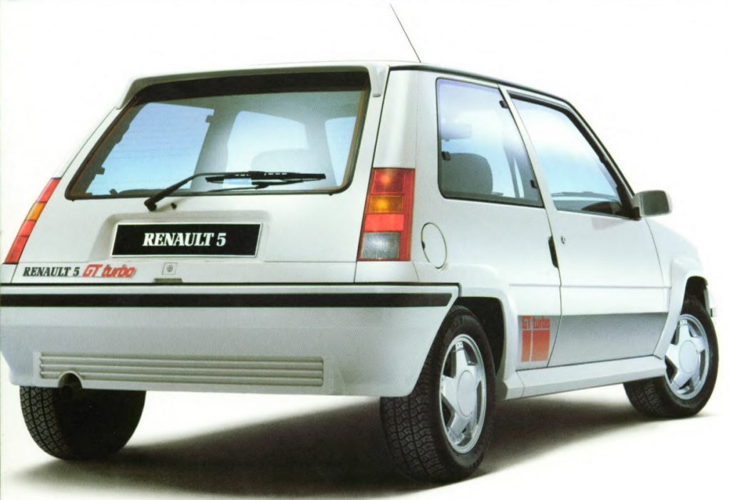 renault 5 gt turbo, r5 gt turbo, renault 5 turbo gt, renault 5 deportivo, renault 5 gt turbo fase 1, renault 5 gt turbo fase 2, renault 5 turbo clásico, renault 5 años 80, renault 5 gt turbo historia, renault 5 gt turbo características, renault 5 gt turbo ficha técnica, renault 5 gt turbo prestaciones, renault 5 gt turbo curiosidades, renault 5 gt turbo sonido motor, renault 5 gt turbo interior, renault 5 gt turbo exterior, renault 5 gt turbo restauración, renault 5 gt turbo mantenimiento, renault 5 gt turbo fiabilidad, renault 5 gt turbo coleccionistas, renault 5 gt turbo clásico moderno, historia del renault 5 gt turbo, evolución del renault 5 deportivo, diferencias entre renault 5 gt turbo fase 1 y fase 2, renault 5 gt turbo frente al peugeot 205 rallye, renault 5 gt turbo vs fiat uno turbo ie, por qué el renault 5 gt turbo es un coche de culto, curiosidades del renault 5 gt turbo, coches franceses deportivos, coches de los 80, hot hatch clásico, hatchback turbo, coches icónicos de renault, coches de culto, coches con alma, renault sport, turbo clásico, compactos deportivos clásicos