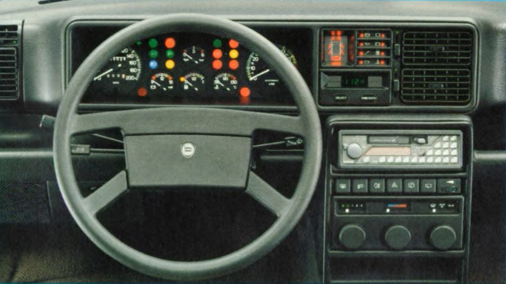 lancia delta gt ie, lancia delta gt i.e., delta gt ie, lancia delta deportivo, lancia delta mk1, lancia delta gasolina inyección, lancia delta años 80, lancia delta tracción delantera, lancia delta gt ie historia, lancia delta gt ie características, lancia delta gt ie ficha técnica, lancia delta gt ie prestaciones, lancia delta gt ie curiosidades, lancia delta gt ie sonido motor, lancia delta gt ie interior, lancia delta gt ie exterior, lancia delta gt ie mantenimiento, lancia delta gt ie fiabilidad, lancia delta gt ie restauración, lancia delta gt ie coleccionistas, lancia delta gt ie clásico moderno, historia del lancia delta gt ie, evolución del lancia delta, diferencias entre delta gt ie y hf turbo, lancia delta gt ie frente al volkswagen golf gti mk2, lancia delta gt ie vs peugeot 309 gti, por qué el lancia delta gt ie es un coche de culto, curiosidades del lancia delta gt ie, coches italianos deportivos, coches de los 80, hot hatch clásico, hatchback deportivo, coches icónicos de lancia, coches de culto, coches con alma, compactos deportivos clásicos