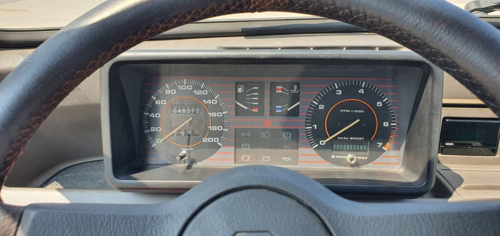 mg metro turbo, metro turbo, mg metro deportivo, austin metro turbo, mg metro 1.3 turbo, mg metro turbo historia, mg metro turbo características, mg metro turbo ficha técnica, mg metro turbo prestaciones, mg metro turbo curiosidades, mg metro turbo sonido motor, mg metro turbo interior, mg metro turbo exterior, mg metro turbo restauración, mg metro turbo mantenimiento, mg metro turbo fiabilidad, mg metro turbo coleccionistas, mg metro turbo clásico moderno, historia del mg metro turbo, evolución del mg metro deportivo, diferencias entre mg metro turbo y metro gta, mg metro turbo frente al renault 5 gt turbo, por qué el mg metro turbo es un coche de culto, curiosidades del mg metro turbo, coches británicos deportivos, coches de los 80, hot hatch clásico, hatchback turbo, coches icónicos de mg, coches de culto, coches con alma, turbo clásico, compactos deportivos clásicos