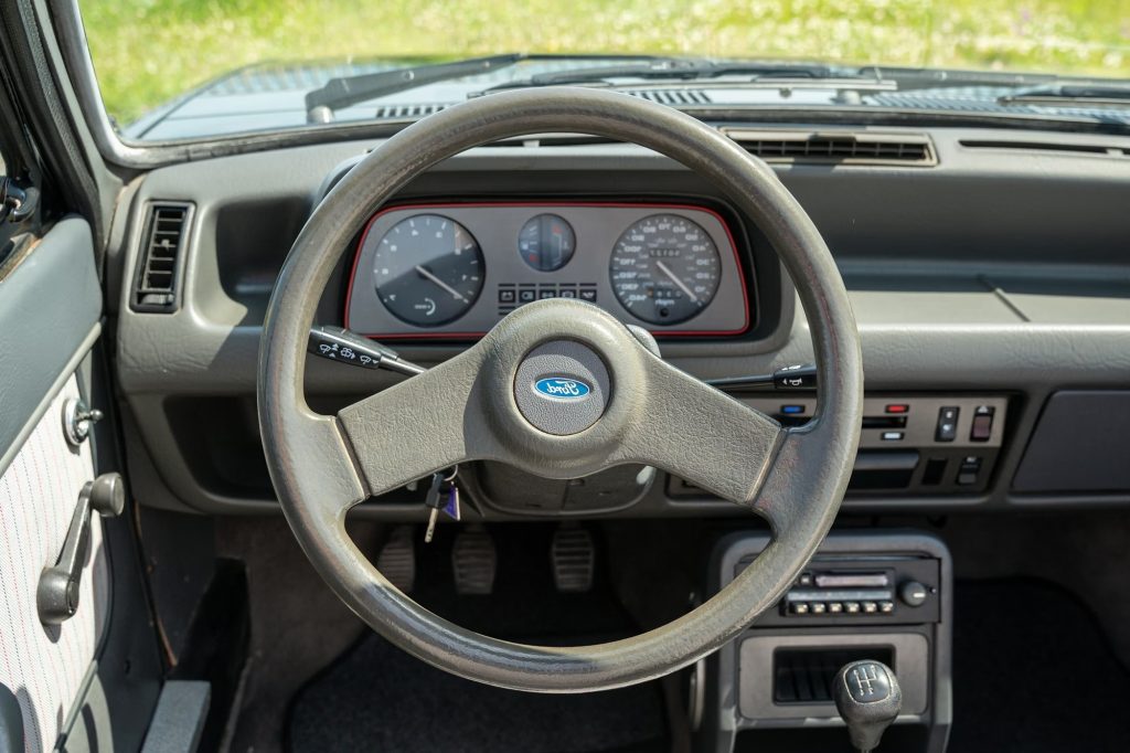 ford fiesta xr2 mk1, fiesta xr2 mk1, ford fiesta xr2, fiesta xr2 primera generación, ford fiesta deportivo, ford fiesta mk1 sport, ford fiesta xr2 1.6, fiesta xr2 carburación, ford fiesta xr2 historia, ford fiesta xr2 características, ford fiesta xr2 ficha técnica, ford fiesta xr2 prestaciones, ford fiesta xr2 curiosidades, ford fiesta xr2 sonido motor, ford fiesta xr2 interior, ford fiesta xr2 exterior, ford fiesta xr2 restauración, ford fiesta xr2 mantenimiento, ford fiesta xr2 fiabilidad, ford fiesta xr2 coleccionistas, ford fiesta xr2 clásico moderno, historia del ford fiesta xr2 mk1, evolución del ford fiesta xr2, diferencias entre fiesta xr2 mk1 y mk2, ford fiesta xr2 frente al peugeot 205 gti, ford fiesta xr2 vs renault 5 alpine, por qué el ford fiesta xr2 es un coche de culto, curiosidades del ford fiesta xr2, coches deportivos de los 80, hot hatch clásico, hatchback ligero, coches icónicos de ford, ford motorsport, coches de culto, coches con alma, compactos deportivos clásicos