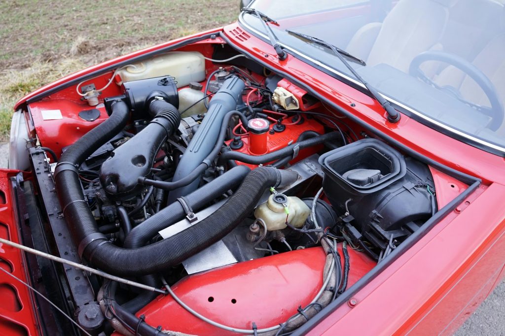 renault 5 alpine turbo, r5 alpine turbo, renault 5 turbo alpine, renault 5 deportivo, renault alpine, renault 5 turbo clásico, renault 5 alpine turbo historia, renault 5 alpine turbo características, renault 5 alpine turbo ficha técnica, renault 5 alpine turbo prestaciones, renault 5 alpine turbo curiosidades, renault 5 alpine turbo sonido motor, renault 5 alpine turbo interior, renault 5 alpine turbo exterior, renault 5 alpine turbo restauración, renault 5 alpine turbo mantenimiento, renault 5 alpine turbo fiabilidad, renault 5 alpine turbo coleccionistas, renault 5 alpine turbo clásico moderno, historia del renault 5 alpine turbo, evolución del renault 5 alpine, diferencias entre renault 5 alpine y alpine turbo, renault 5 alpine turbo frente al peugeot 205 gti, renault 5 alpine turbo vs ford fiesta xr2, por qué el renault 5 alpine turbo es un coche de culto, curiosidades del renault 5 alpine turbo, coches franceses deportivos, coches de los 80, hot hatch clásico, hatchback turbo, coches icónicos de renault, coches de culto, coches con alma, renault sport, turbo clásico, compactos deportivos clásicos