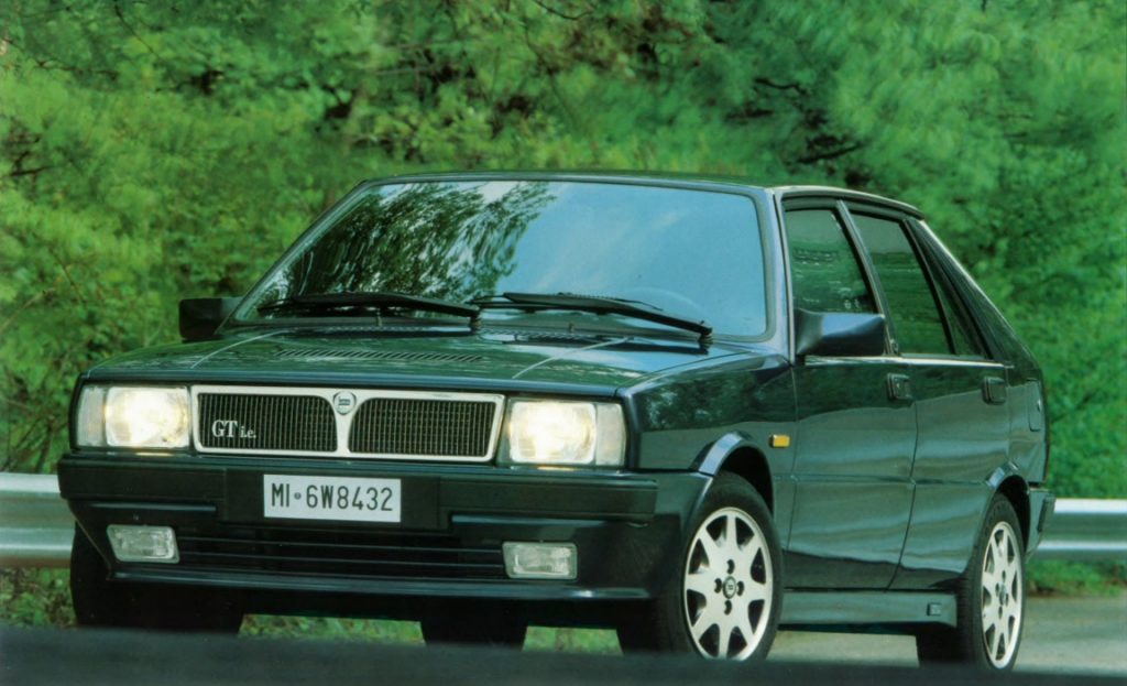 lancia delta gt ie, lancia delta gt i.e., delta gt ie, lancia delta deportivo, lancia delta mk1, lancia delta gasolina inyección, lancia delta años 80, lancia delta tracción delantera, lancia delta gt ie historia, lancia delta gt ie características, lancia delta gt ie ficha técnica, lancia delta gt ie prestaciones, lancia delta gt ie curiosidades, lancia delta gt ie sonido motor, lancia delta gt ie interior, lancia delta gt ie exterior, lancia delta gt ie mantenimiento, lancia delta gt ie fiabilidad, lancia delta gt ie restauración, lancia delta gt ie coleccionistas, lancia delta gt ie clásico moderno, historia del lancia delta gt ie, evolución del lancia delta, diferencias entre delta gt ie y hf turbo, lancia delta gt ie frente al volkswagen golf gti mk2, lancia delta gt ie vs peugeot 309 gti, por qué el lancia delta gt ie es un coche de culto, curiosidades del lancia delta gt ie, coches italianos deportivos, coches de los 80, hot hatch clásico, hatchback deportivo, coches icónicos de lancia, coches de culto, coches con alma, compactos deportivos clásicos